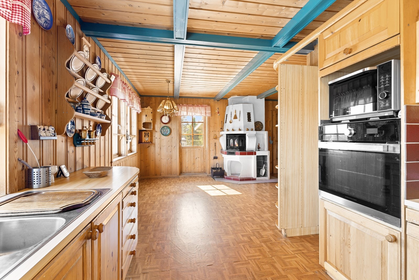 kjøkkenet utstyrt med Integrert plate-topp av type Miele og stekeovn av type Beha. I tillegg er det oppvaskmaskin av type LG og kjøle/fryseskap av type Grundig. I tillegg finnes et praktisk kjølerom. Galleribilde