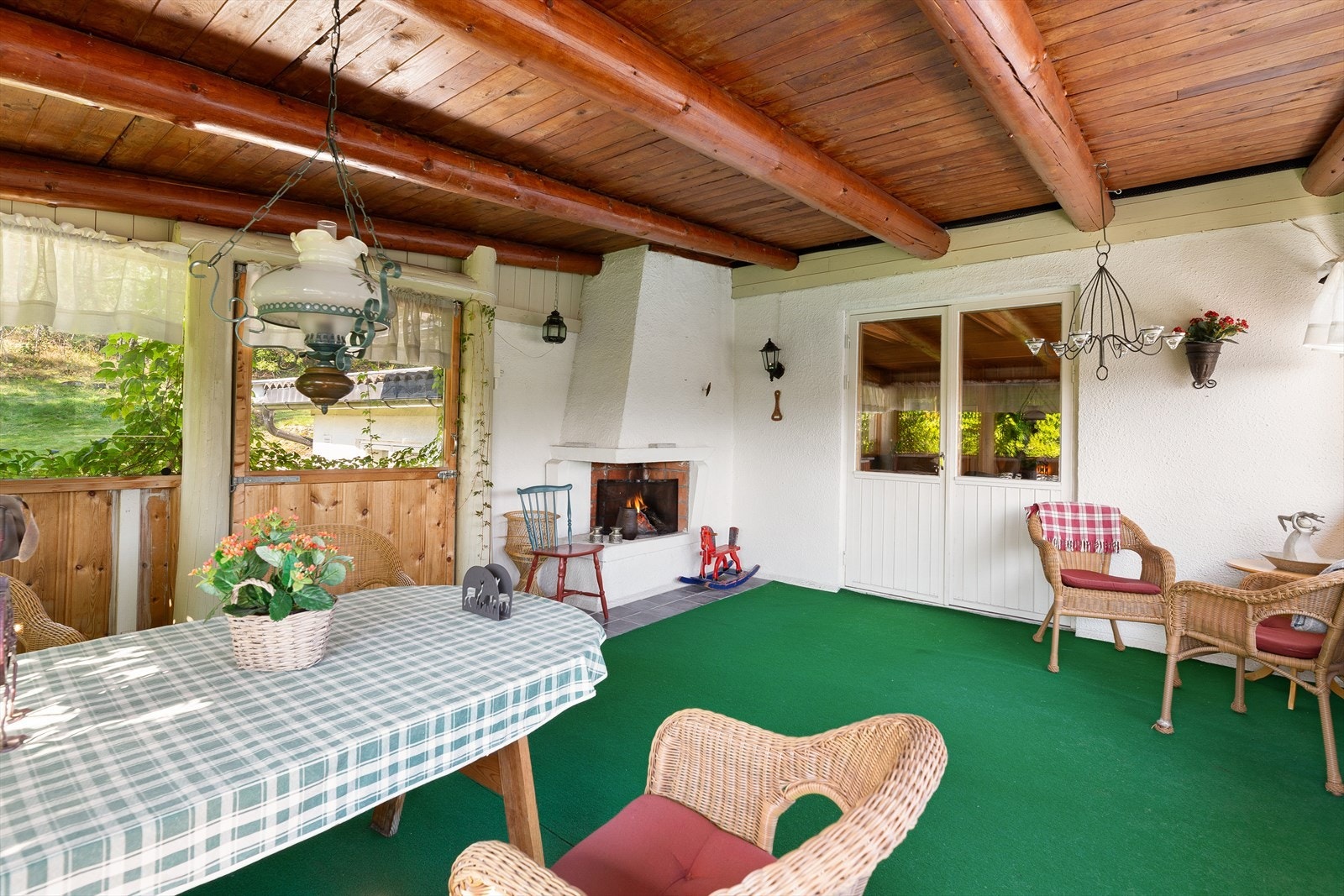 Innredet en hyggelig sommerstue med peis, her kan lange sommerkvelder tilbringes i gode venners lag. Galleribilde