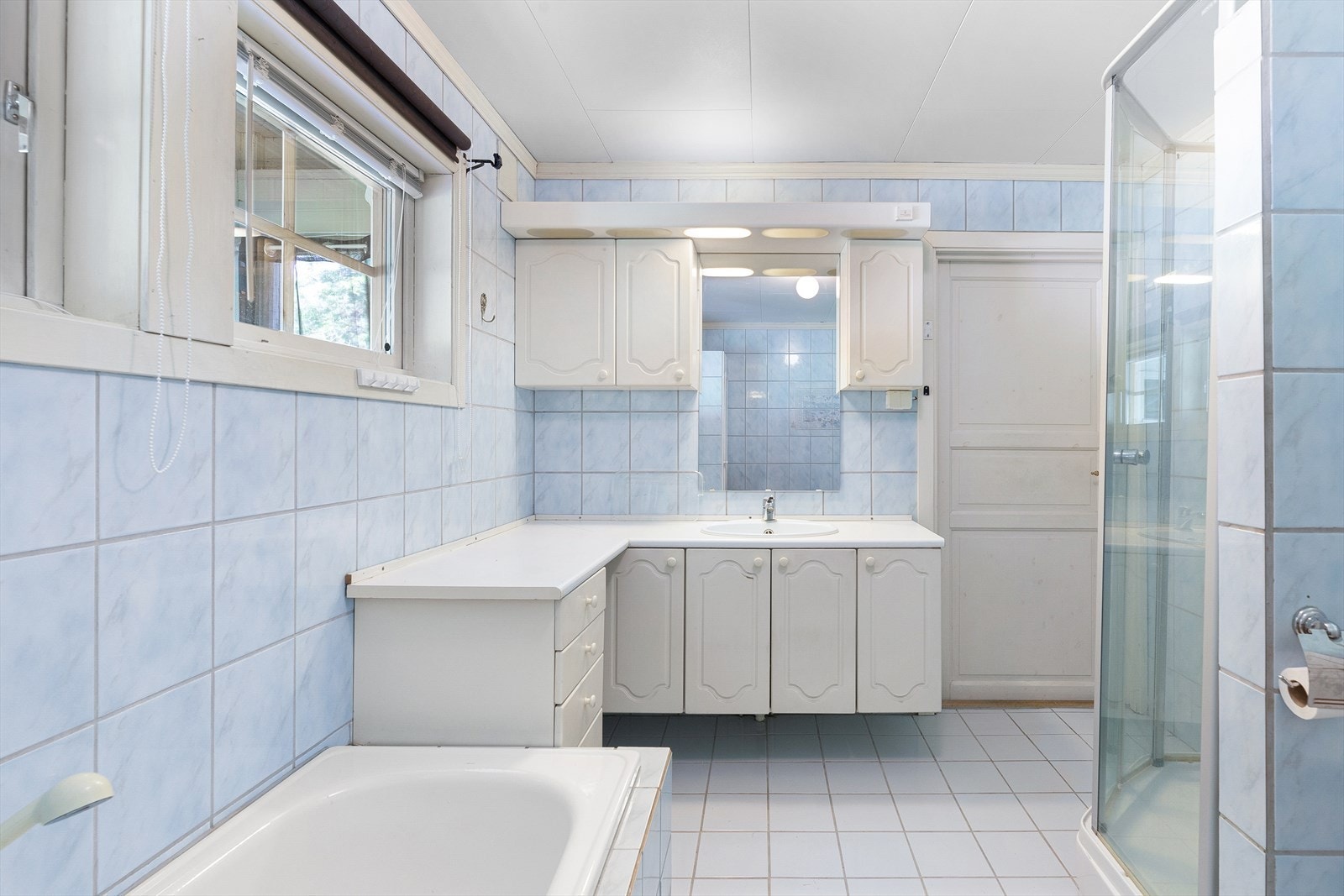 Klassisk baderomsinnredning fra Sigdal med nedfelt servant og god plass til oppbevaring i underskap og speil med belysning. Galleribilde