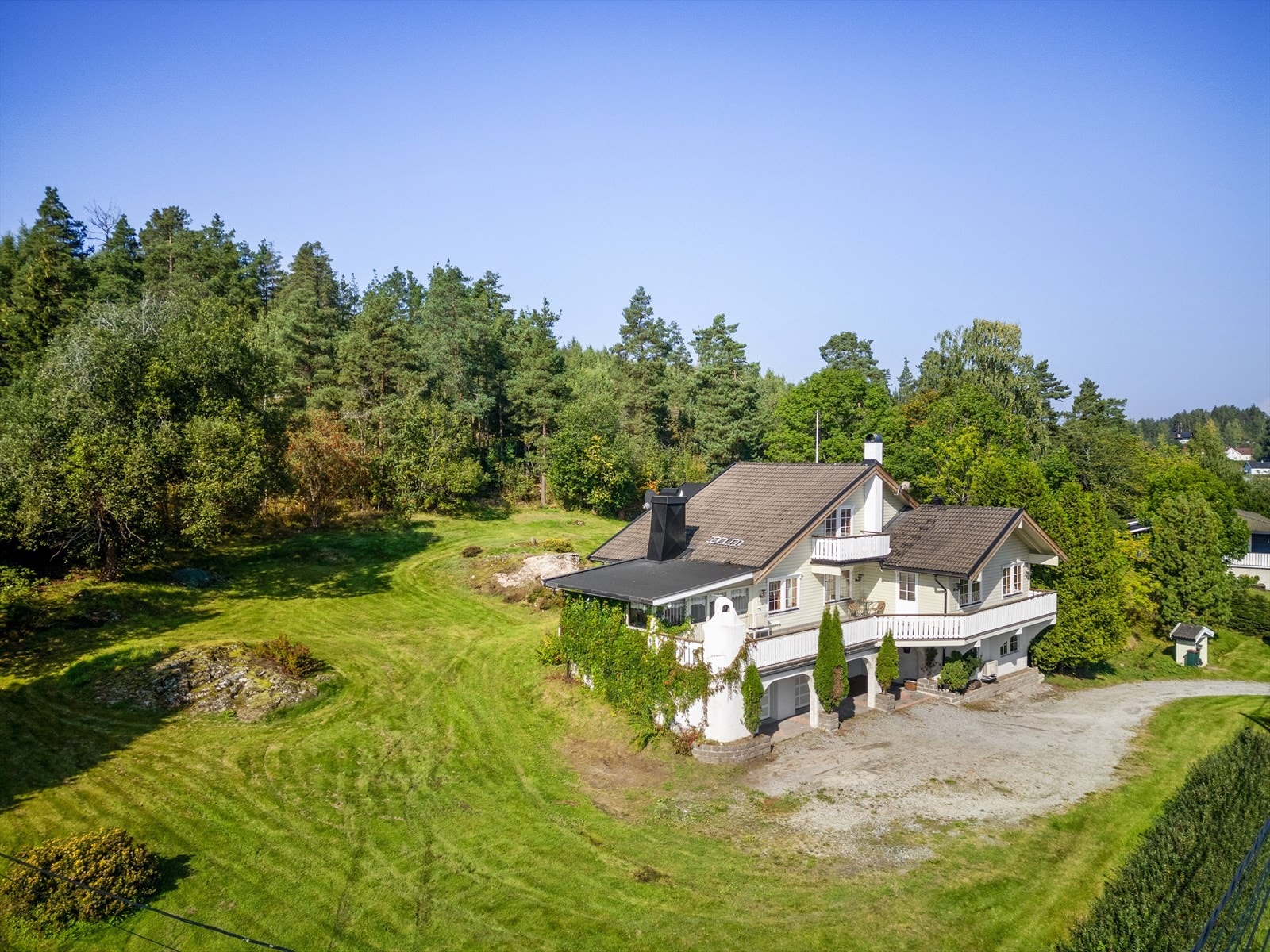 Innholdsrik og romslig enebolig beliggende i landlige og naturskjønne omgivelser - stor tomt 3,3 mål - oppussingsobjekt! Galleribilde