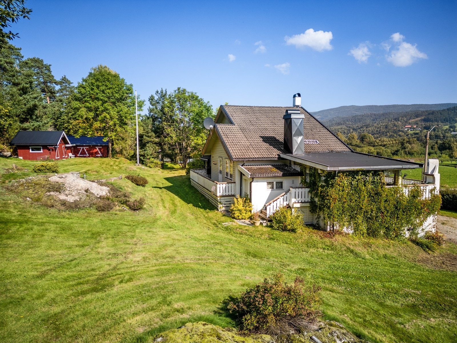 Boligen har en stor tomt med svært gode solforhold med en landlig og idyllisk beliggenhet nær både Hokksund og Skotselv. Galleribilde