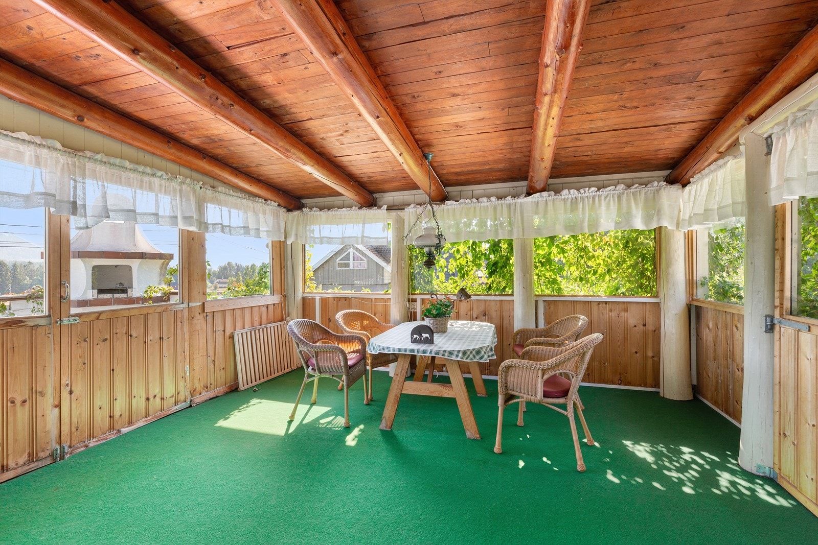 Det er god plass til å møblere med flere sittegrupper i sommerstuen. Galleribilde