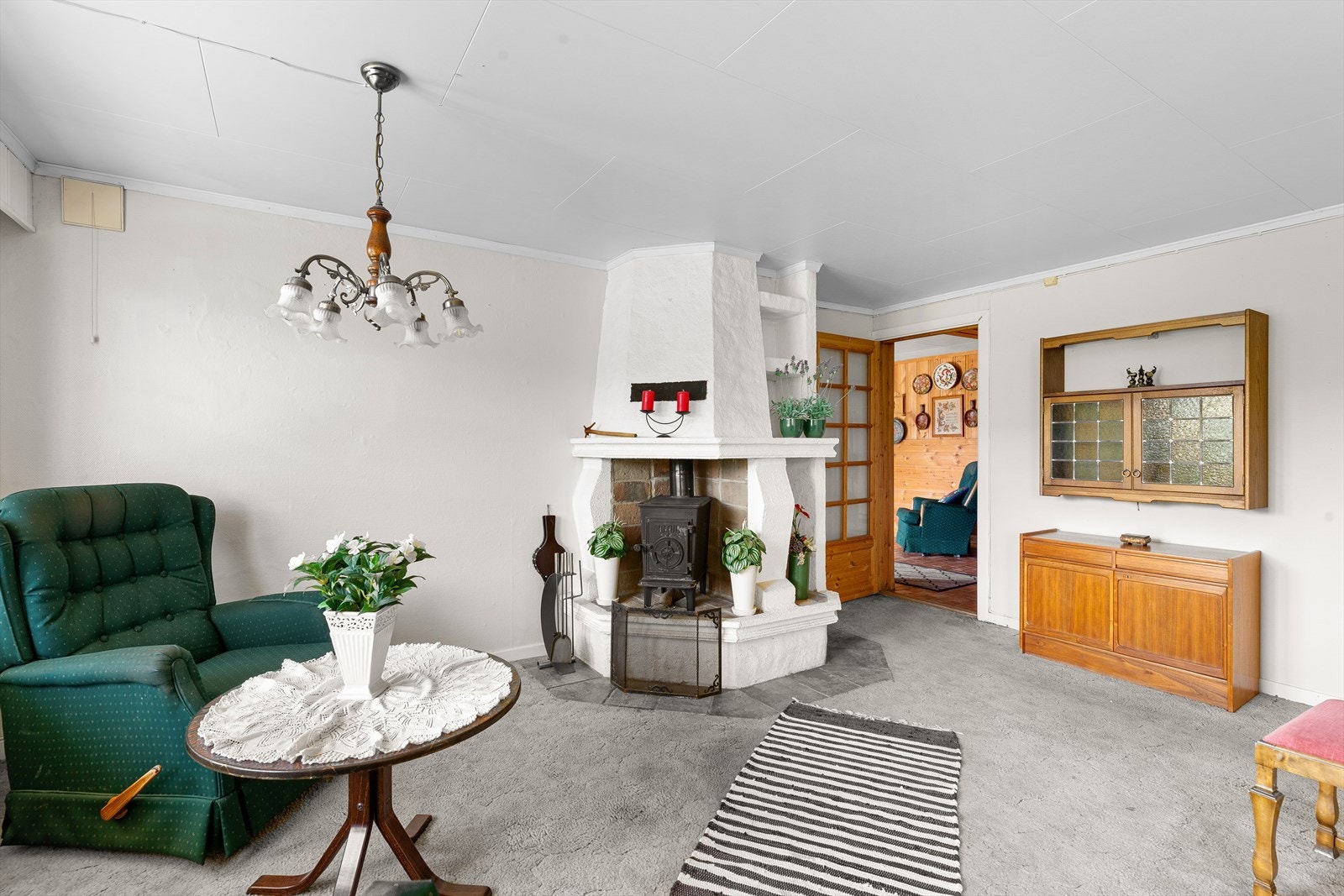 Hyggelig tv-stue i underetasjen med en stemningsfull og elegant peis,. Galleribilde