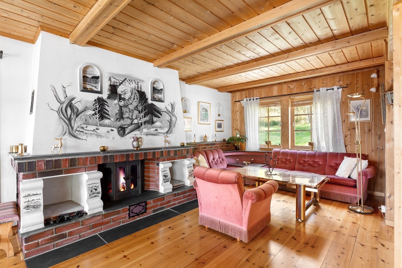 Det er tilstrekkelig plass for en behagelig salong og sofagruppe samt et større spisebord Galleribilde