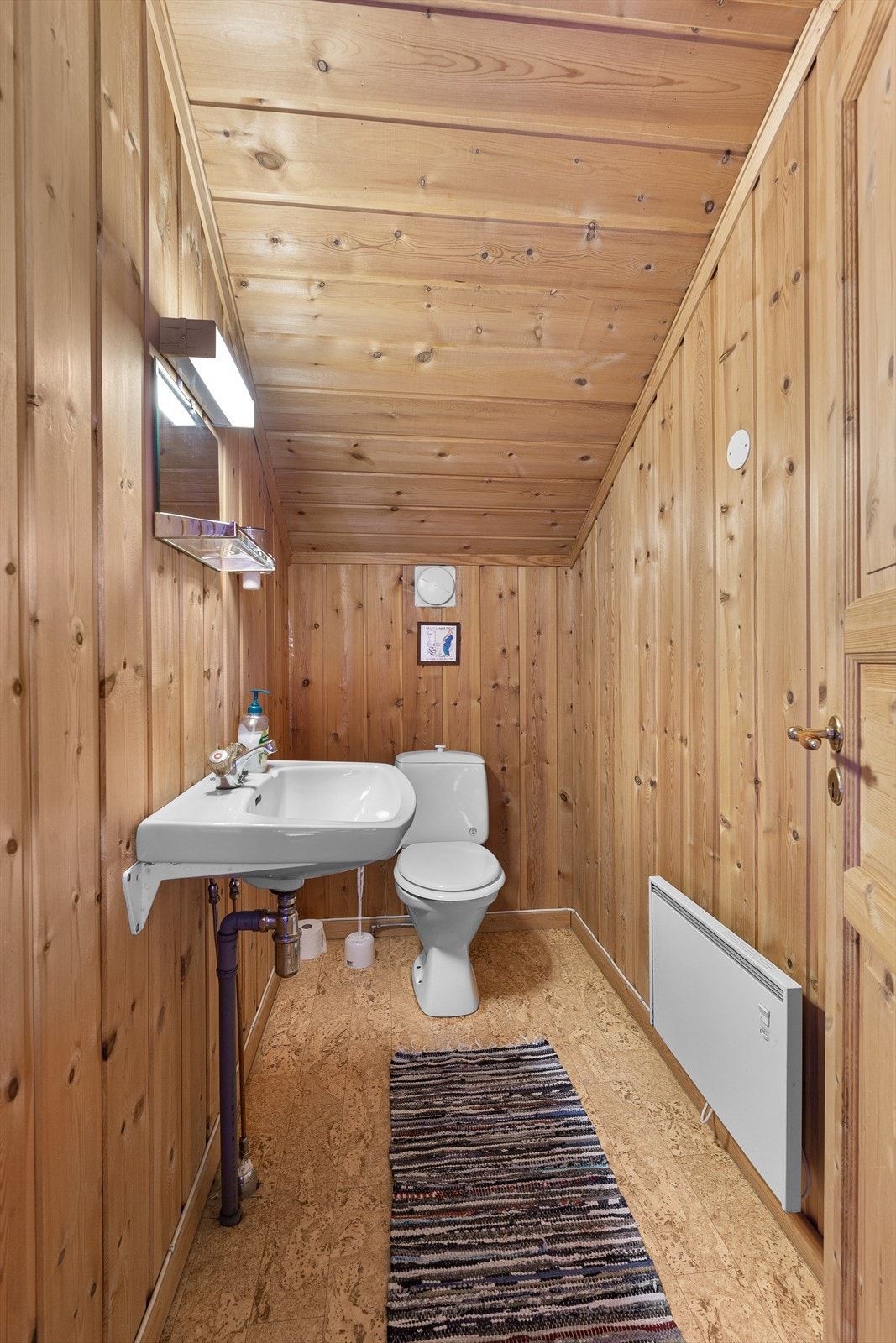 Separat toalettrom i 2.etasje med enkel servant og toalett. Galleribilde