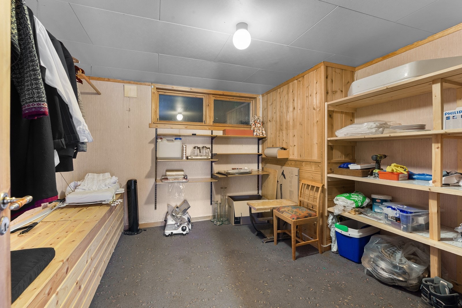 Boligen har flere lagerrom og boder med hylle løsninger for ekstra oppbevaring. Galleribilde