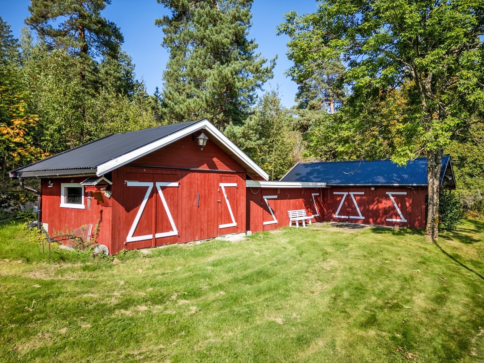 Uthus (ikke omsøkt hos kommunen) med god lagringsplass for gressklipper, ski, sykler osv. Galleribilde