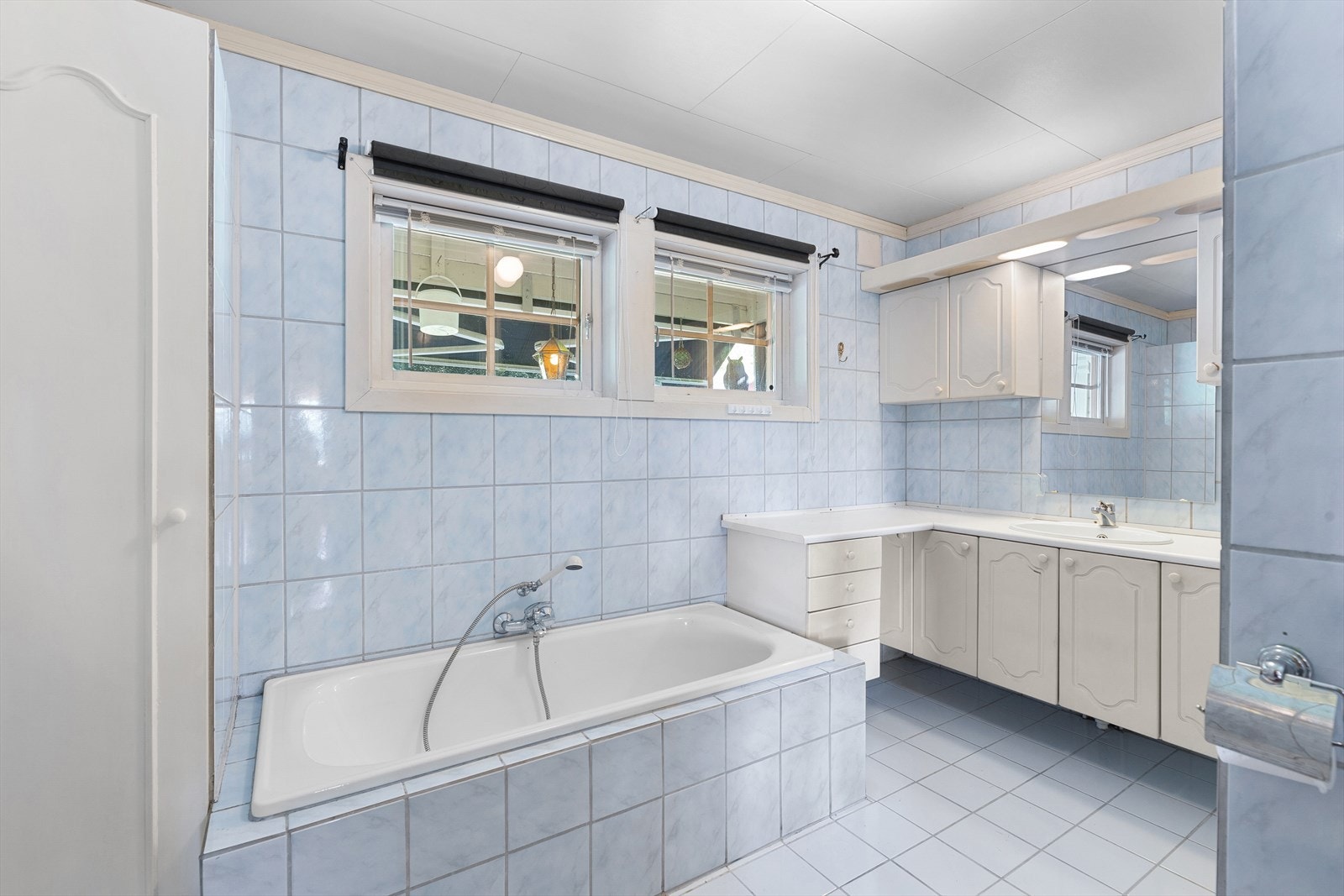 Badet i 1.etasje fremstår som vedholdt og inneholder inn fliset badekar, heldekkende dusjkabinett og toalett. Galleribilde