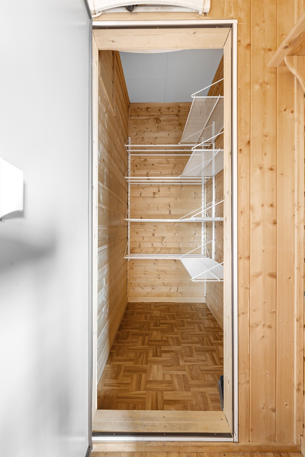 Praktisk innredet kjølerom ved kjøkkenet med hylleløsninger. Galleribilde