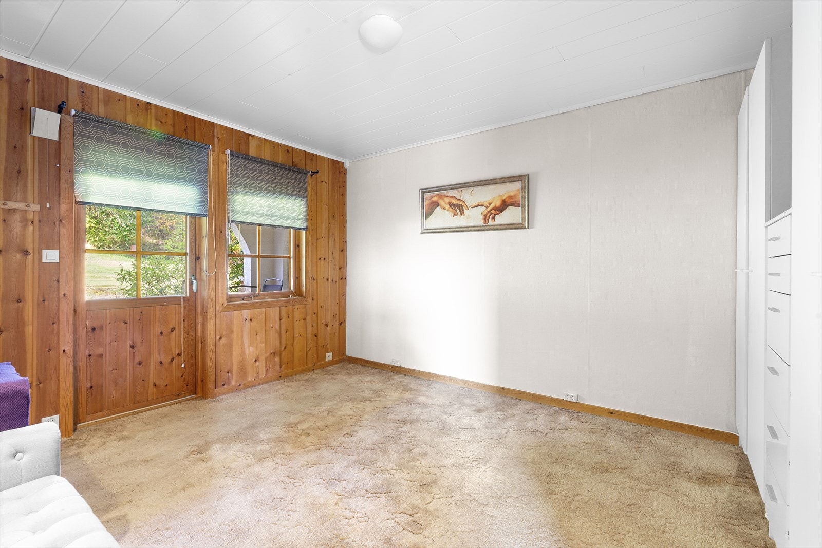 Hovedsoveormmet ligger i 1.etasje og har god plass til dobbeltseng med tilhørende nattbord i tillegg til garderobeskap. Galleribilde