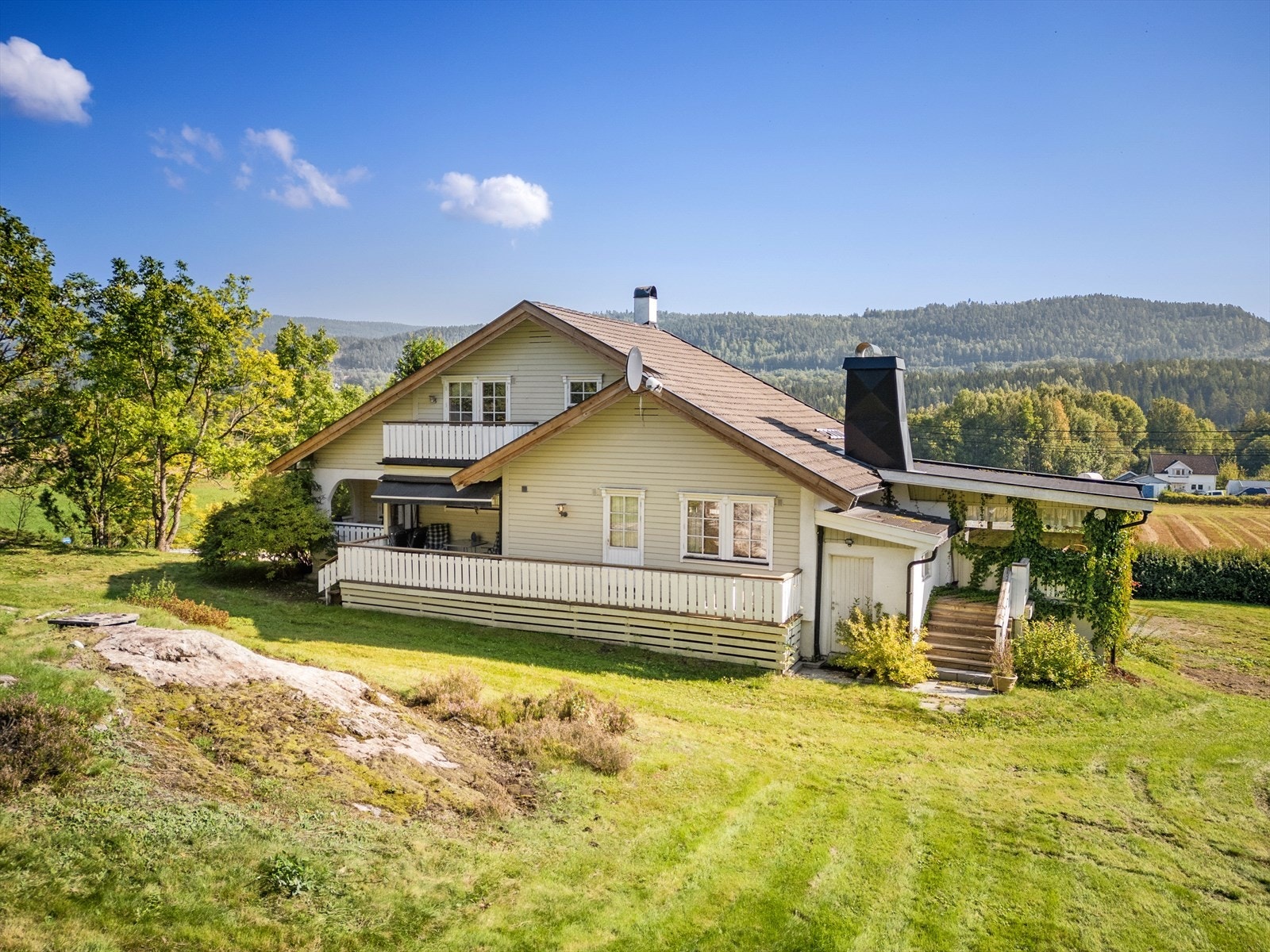 Landlig og idyllisk beliggenhet i område med spredt boligbebyggelse. Eiendommen ligger i åpent landskap med gode solforhold og utsyn over omkringliggende skog- og jordbruksarealer. Galleribilde