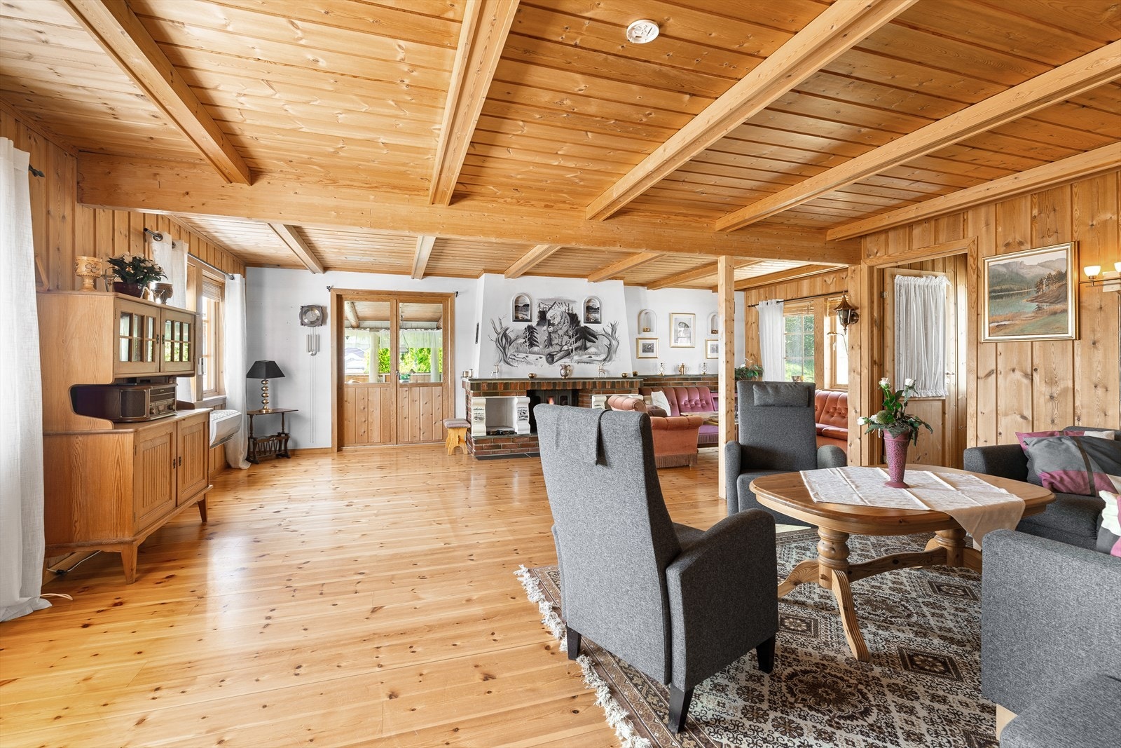 Stuen holder god romslighet og er delt inn i flere møbleringssoner. Galleribilde