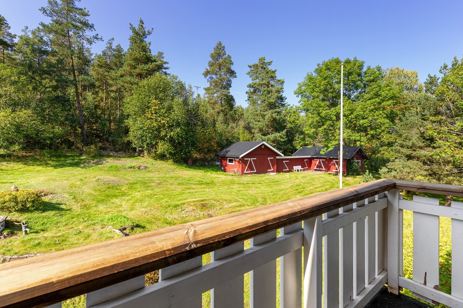 Hagen og tomten til denne boligen er helt unik med mye boltreplass og gode solforhold. Galleribilde