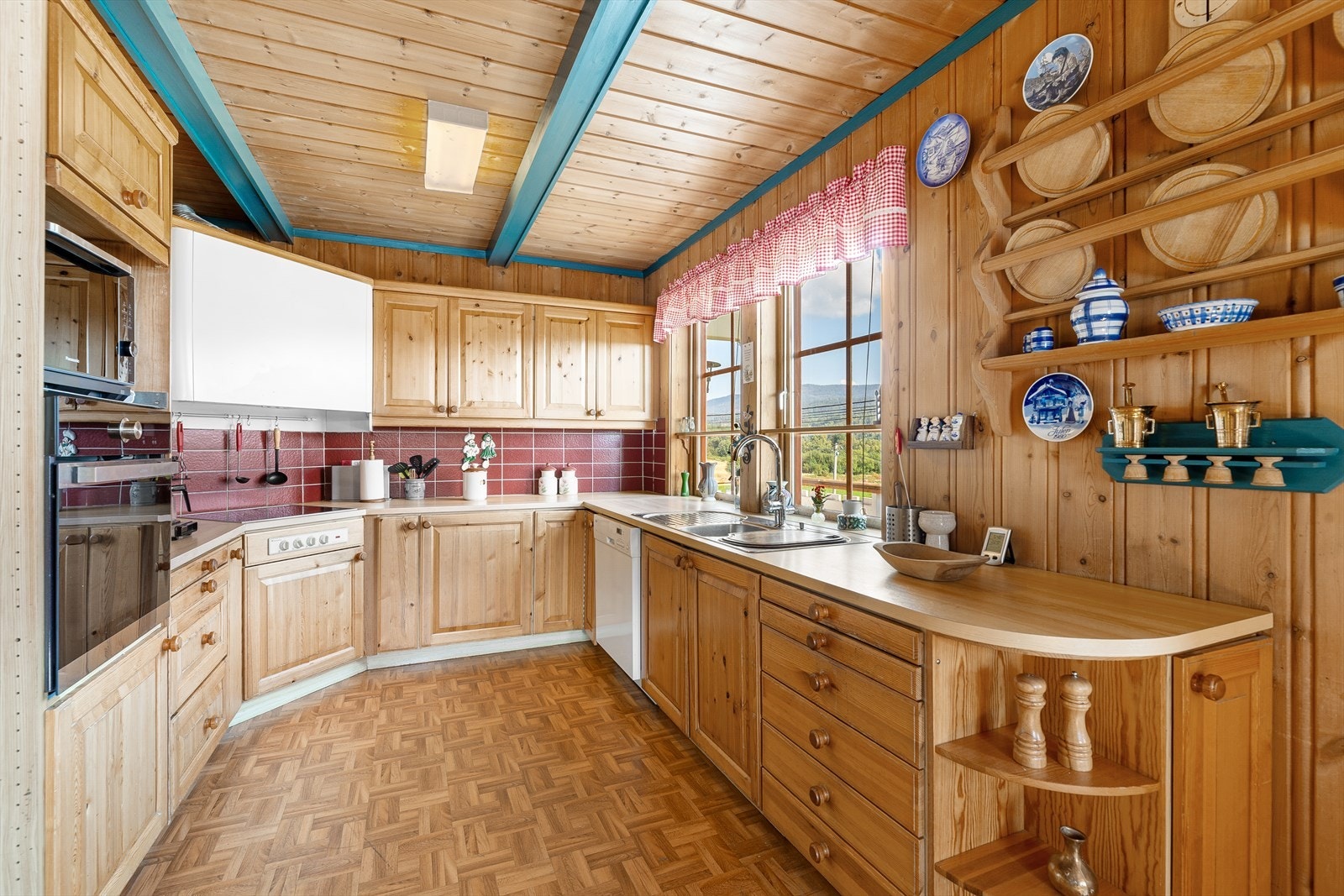 Eldre men velholdt kjøkkeninnredning i heltre furu fra kvalitetsprodusenten Sigdal med benkeplate av laminat. Galleribilde