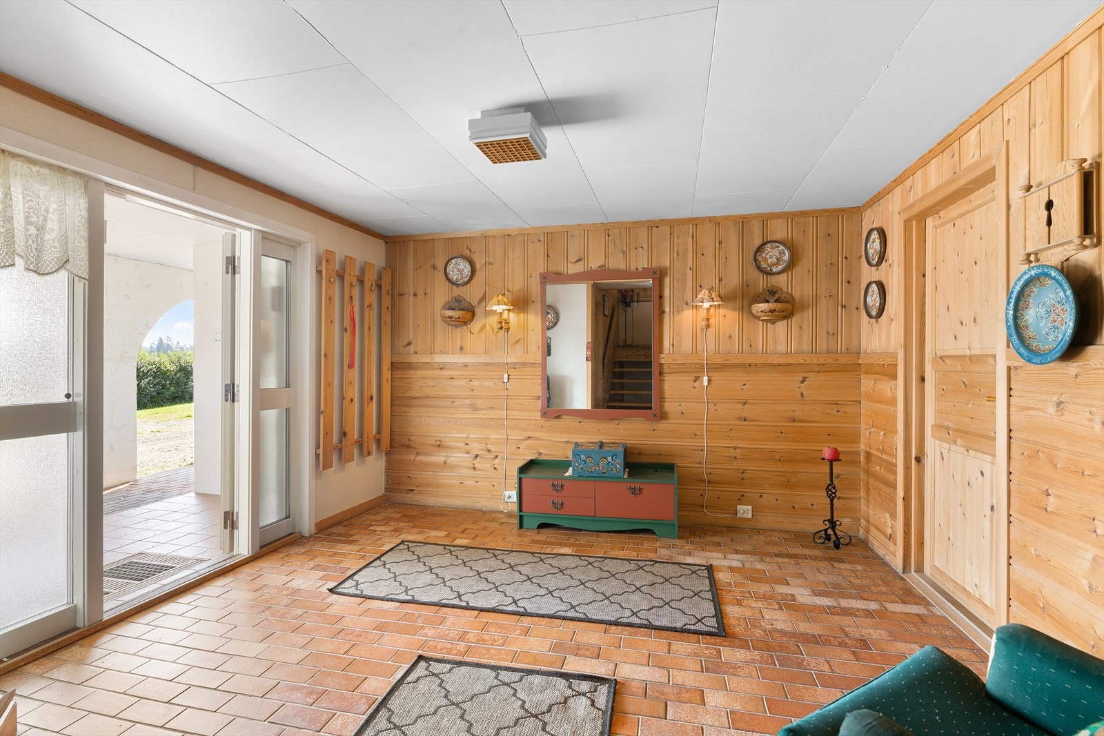 Velkommen inn til en hyggelig og romslig entre med flislagt gulv og god plass til oppheng av yttertøy og til å sette ifra seg sko. Galleribilde