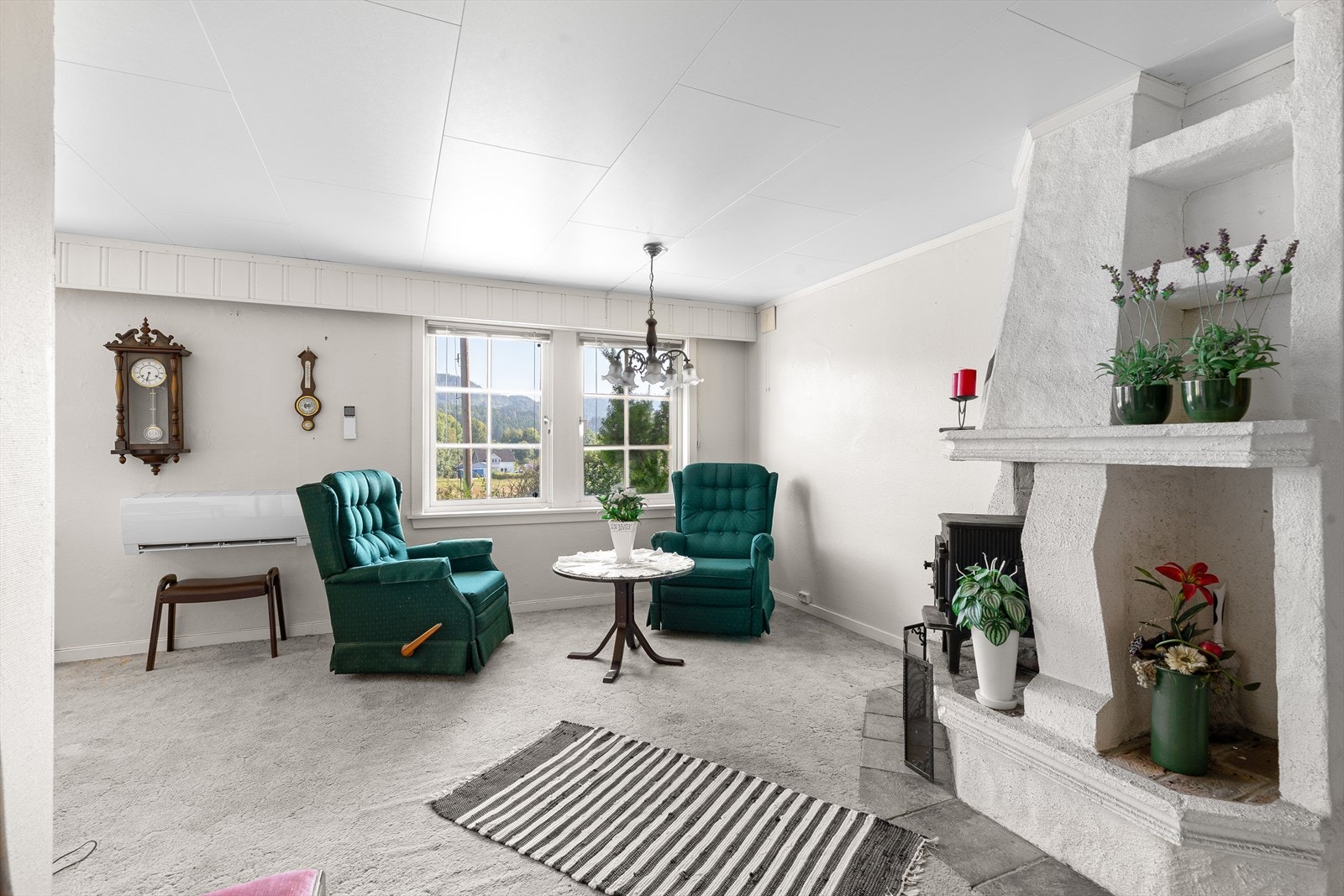 Det er vegg til vegg teppe på gulv og rommet har installert varmepumpe. Galleribilde