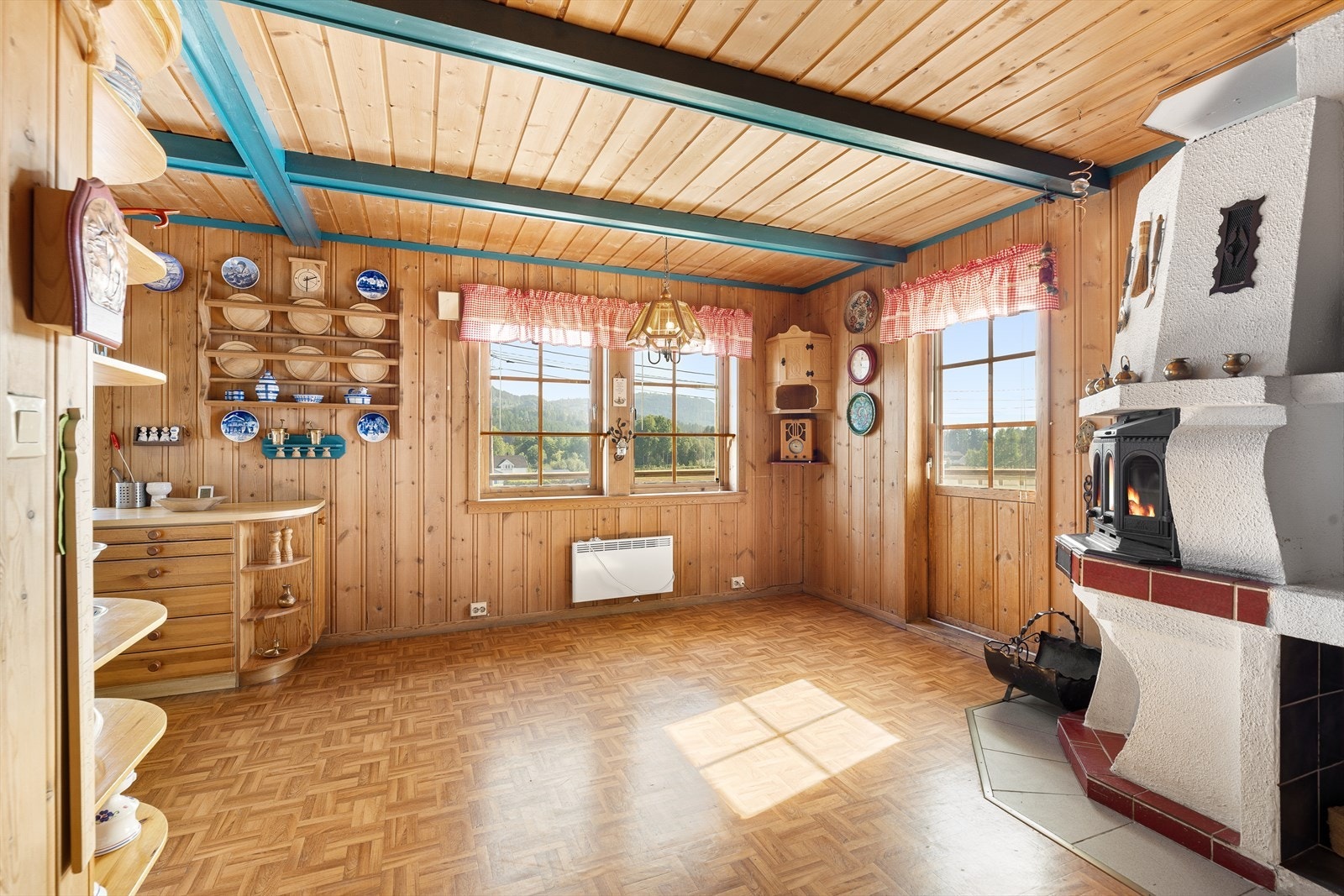 Vindusflatene gir rommet godt med naturlig lys inn og skaper en god romfølelse. Galleribilde