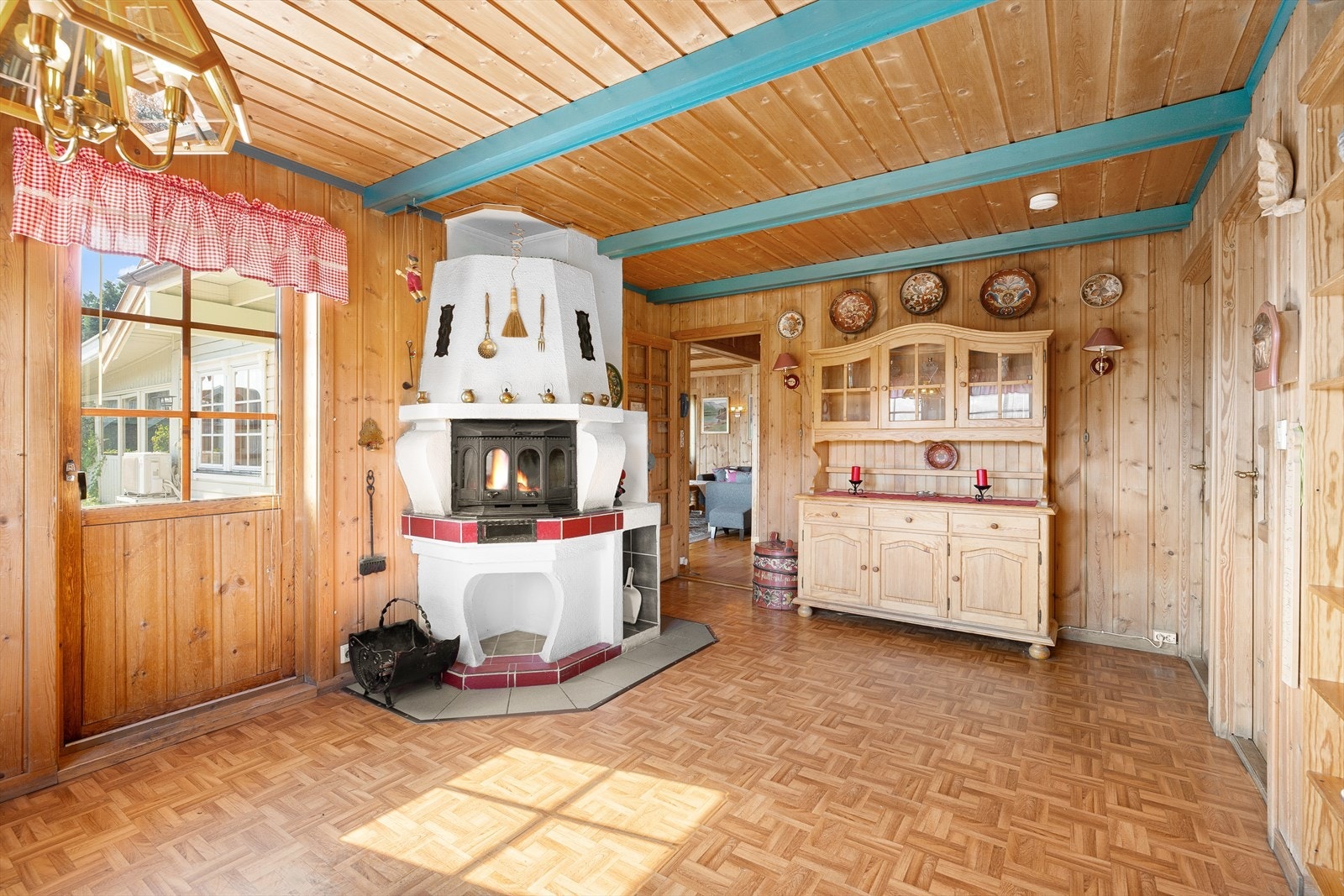 Blikkfanget i stuen/kjøkkenet er flere stemningsfulle peiser som gir god varme til etasjen. Galleribilde