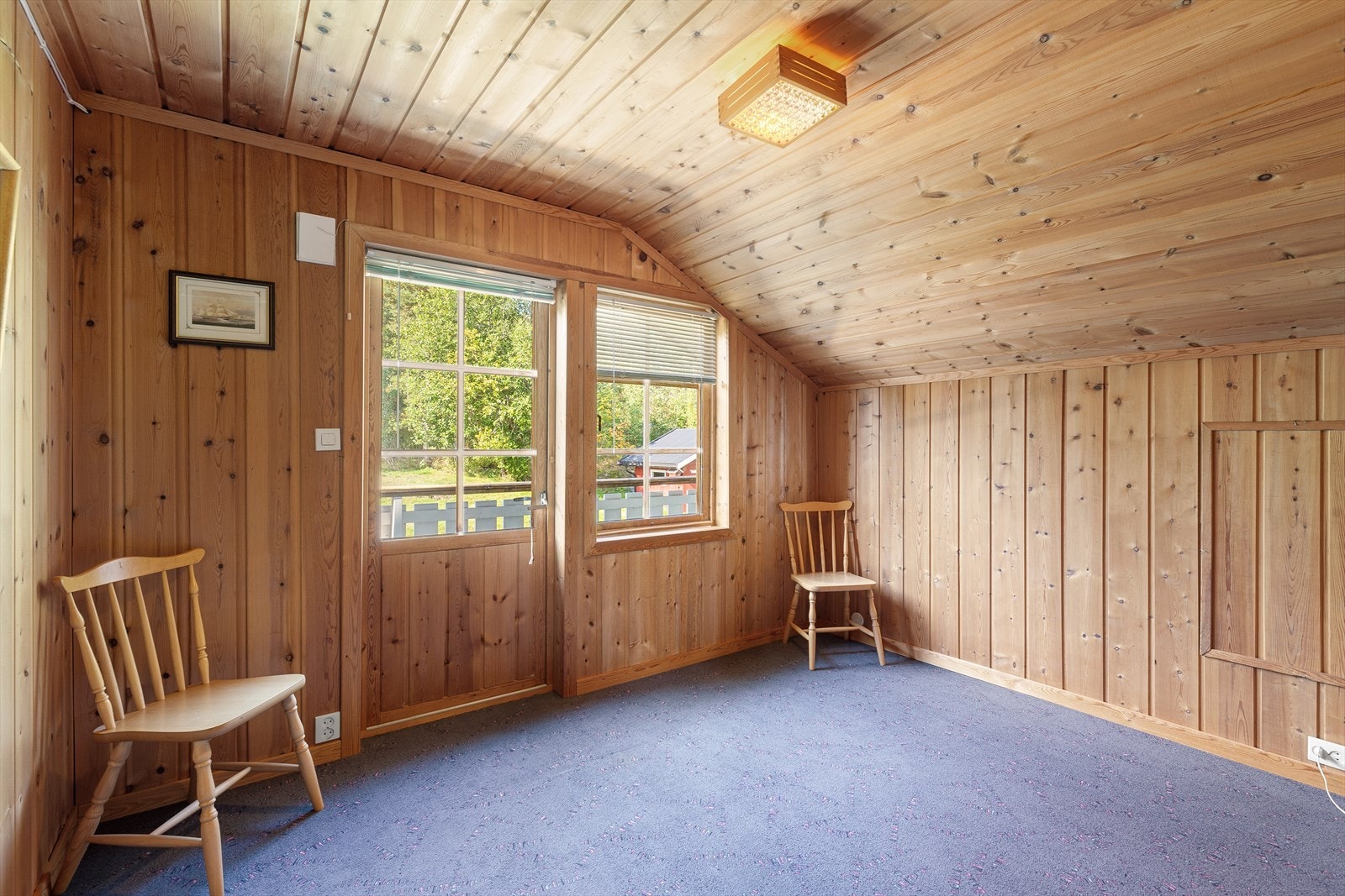 Soverom 2 i 2.etasje har plass til seng, garderobeløsning og kontorpult. Det er utgang til en hyggelig balkong, der en kan sitte å nyte morgenkaffen. Galleribilde