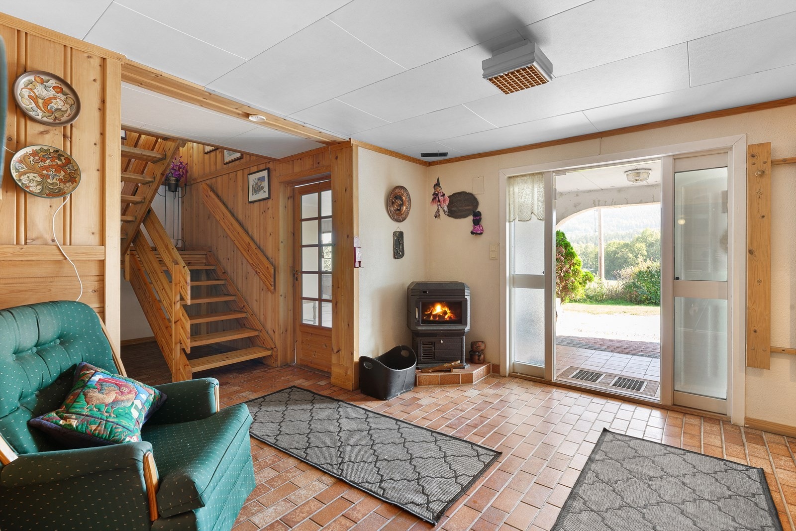 Det er installert en lun vedovn i gangen, som varmer godt. Trappen fører deg videre opp til 1.etasje. Galleribilde