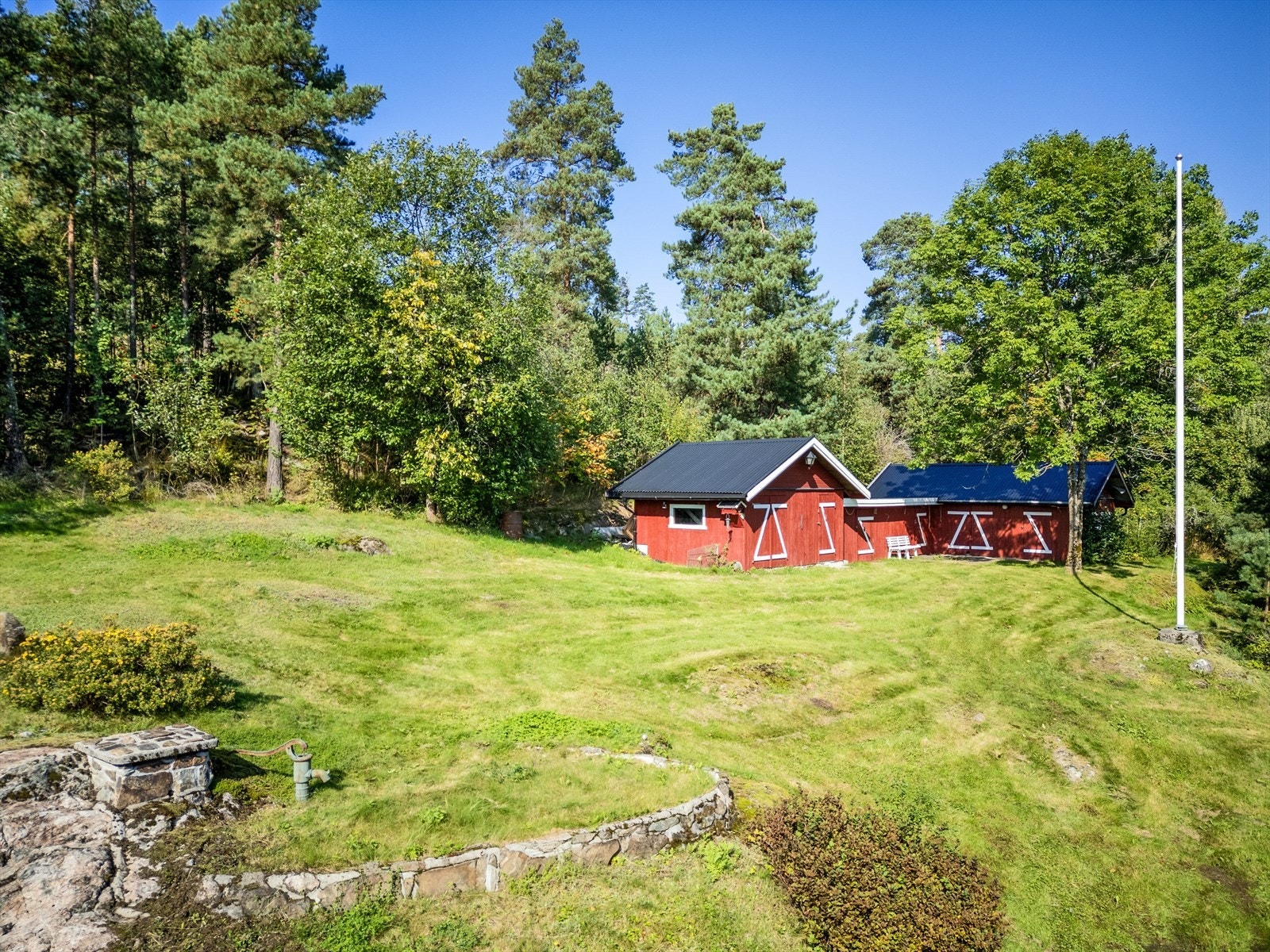 En innholdsrik og stor enebolig med mye potensiale, her kan en skape sitt eget drømmehjem! Galleribilde
