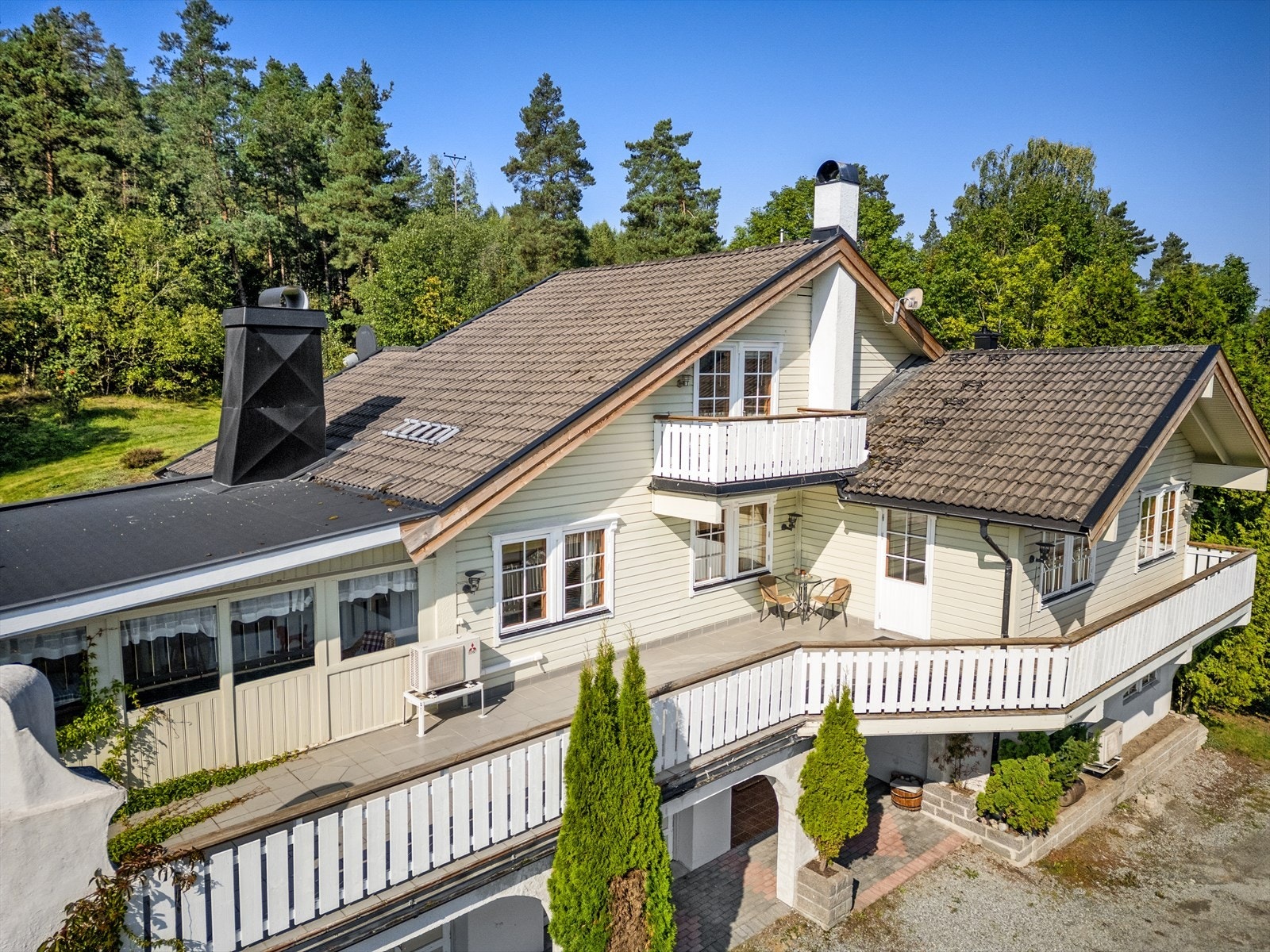 Boligen er vedlikeholdt men overflater, innredninger og tekniske installasjoner er stort sett fra byggeår. Boligen er derfor å anse som et oppussingsobjekt og det må beregnes kostnader for modernisering. Galleribilde