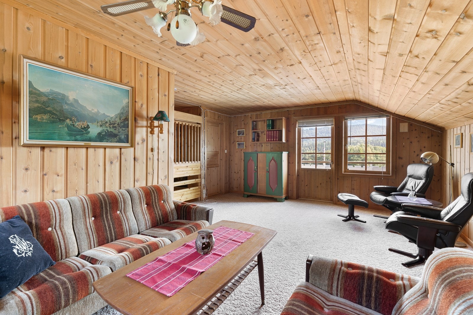 Tv-stuen i 2.etasje er på tegning godkjent som soverom, tiltaket kan enkelt gjøres om. Galleribilde