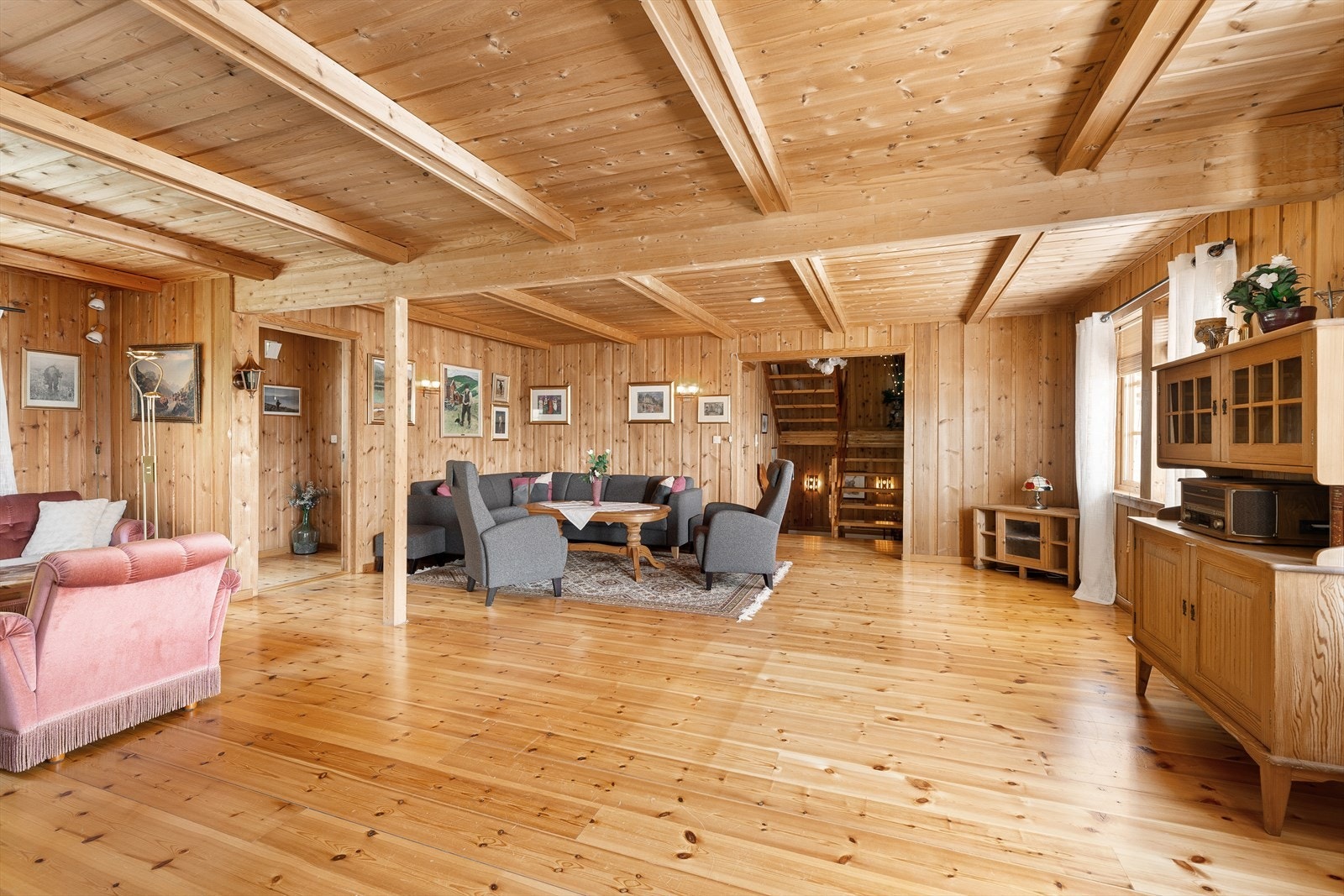 Stuen er stor og romslig med god plass til å møblere med flere sittegrupper. Galleribilde