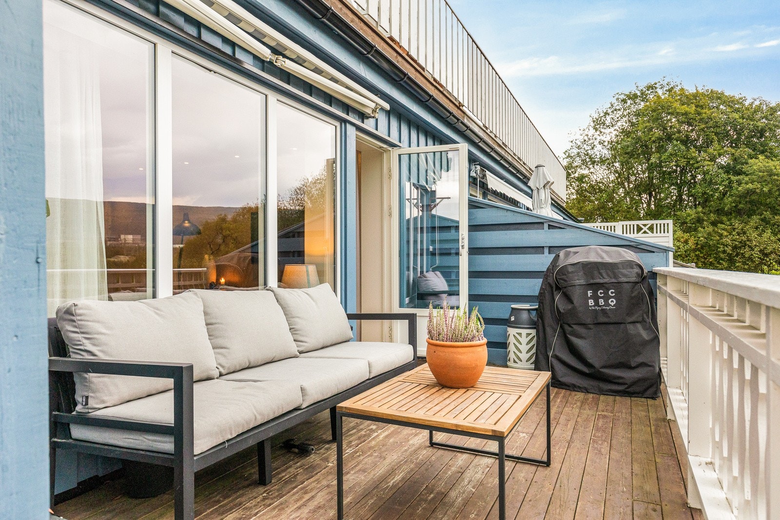 Fra stuen har du direkte utgang til en solrik terrasse, perfekt for å nyte morgenkaffen eller lange sommerkvelder med utsikt over den rolige elva. Dette uteområdet skaper en herlig forlengelse av stuen, ideell for både avslapning og sosialt samvær. Galleribilde