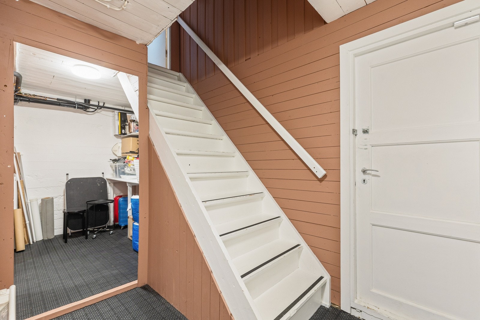 Flere boder i kjelleren gir rikelig med oppbevaringsplass og praktiske løsninger for organisering. Galleribilde
