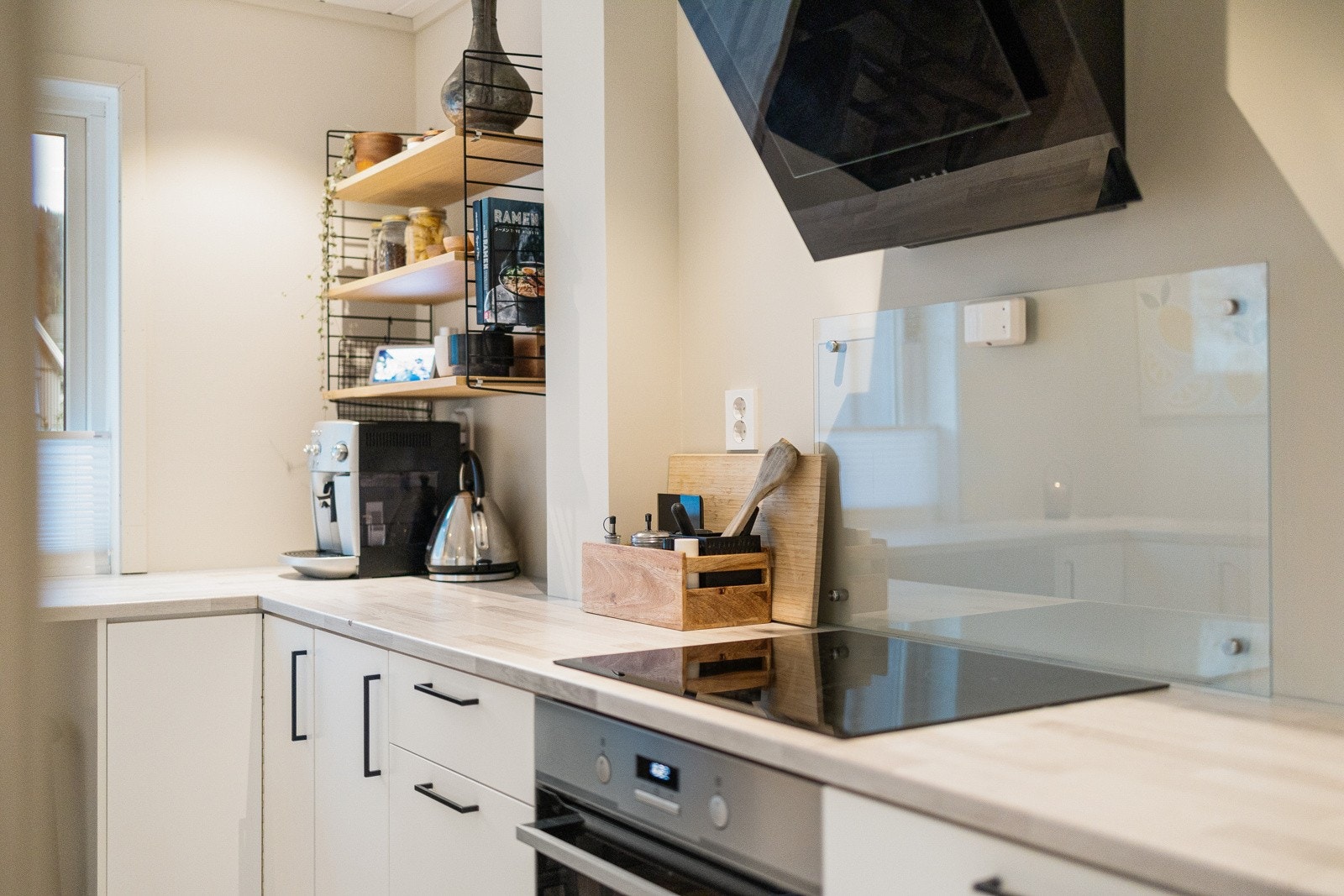 Kjøkkenet er fullt utstyrt med integrerte hvitevarer som stekeovn, koketopp, kjøleskap og oppvaskmaskin, som både sikrer et rent og moderne uttrykk og gjør hverdagen praktisk og effektiv. Galleribilde