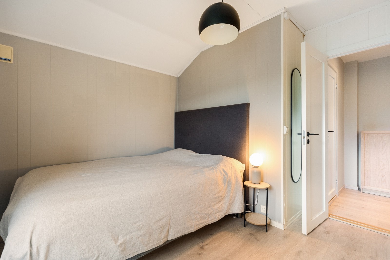 Boligens andre soverom er romslig og har god plass til seng, nattbord og en praktisk garderobeløsning, noe som gjør det til et funksjonelt og komfortabelt rom for både voksne og barn. Galleribilde