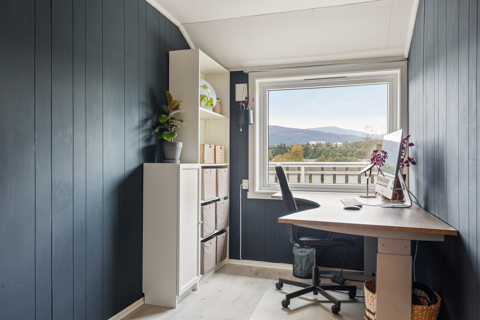 Dette rommet er allsidig og passer perfekt som kontor, gjesterom eller barnerom, avhengig av familiens behov. Her får du et lyst og funksjonelt rom med mange muligheter. Galleribilde