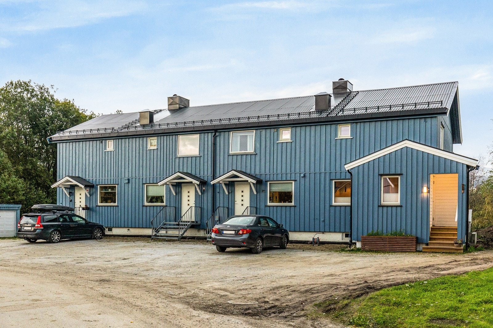 Boligen har et utvidet inngangsparti som gir et storslått førsteinntrykk, og ligger i enden av rekken, noe som sikrer ekstra lysinnslipp fra flere sider. Galleribilde