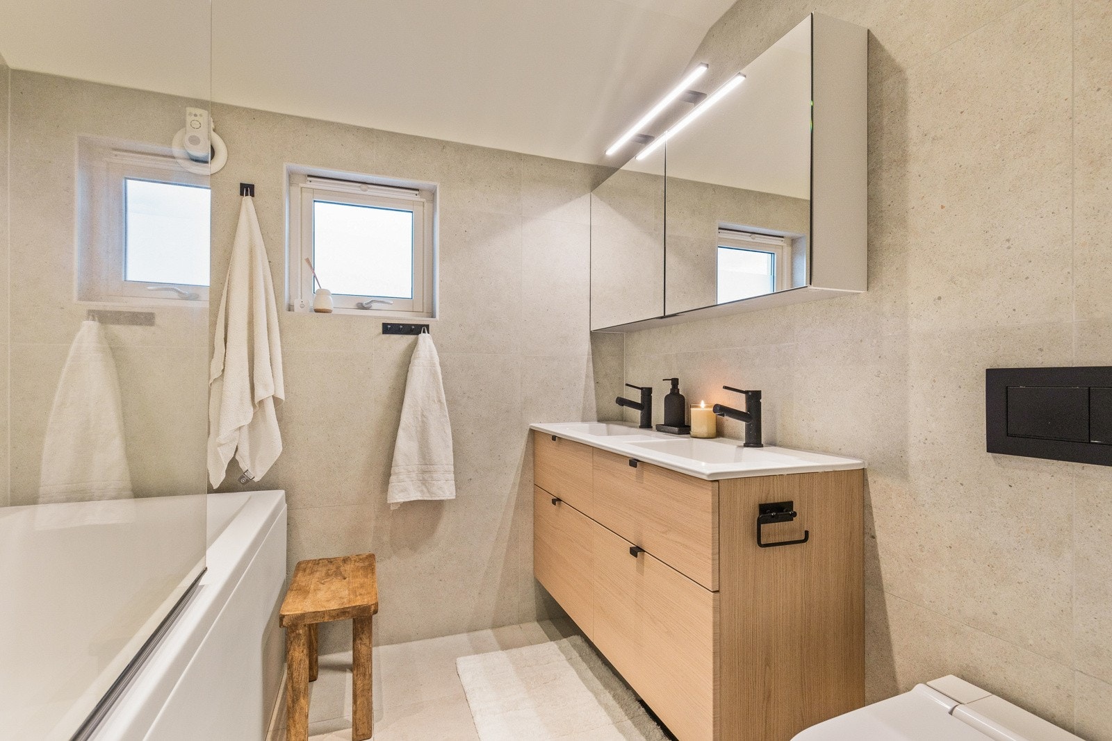 Rålekkert baderom med et tidløst design, hvor lyse og lune farger kombinert med nøye utvalgte materialer skaper en harmonisk og innbydende atmosfære. Her er det lagt vekt på både stil og komfort. Galleribilde