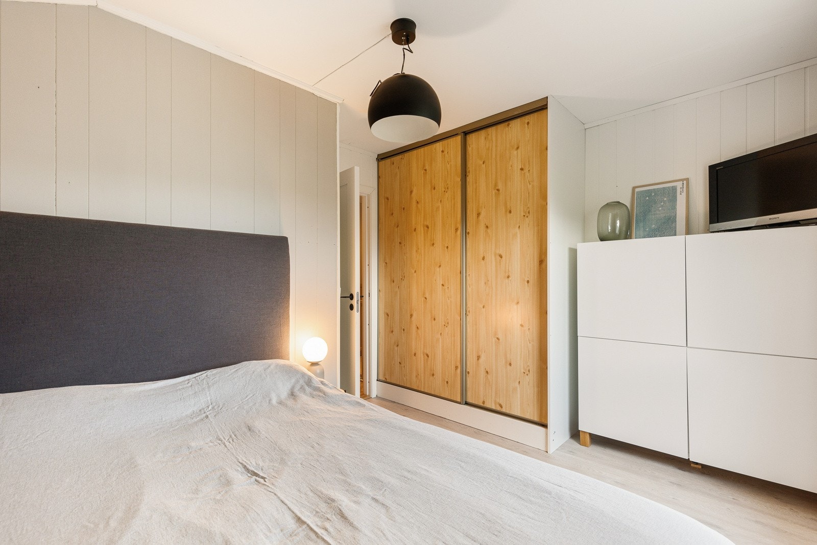Boligen har tre romslige soverom, alle med god plass og naturlig lysinnslipp, som gir en lys og behagelig atmosfære. Perfekt for både familie og gjester. Galleribilde
