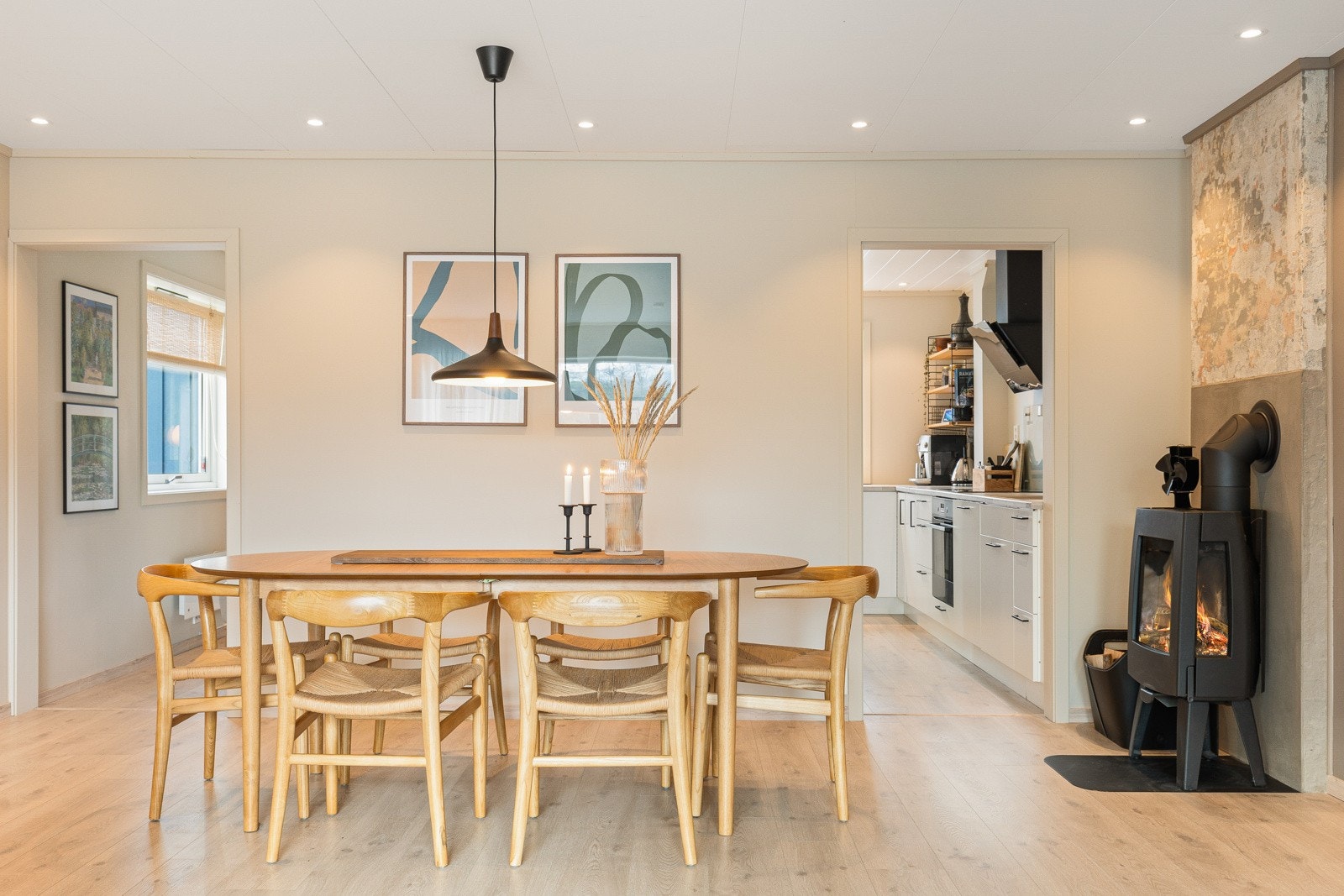 Stuen har god plass til et stort spisebord, perfekt for å samle venner og familie til sosiale sammenkomster og hyggelige middager i en innbydende atmosfære. Galleribilde
