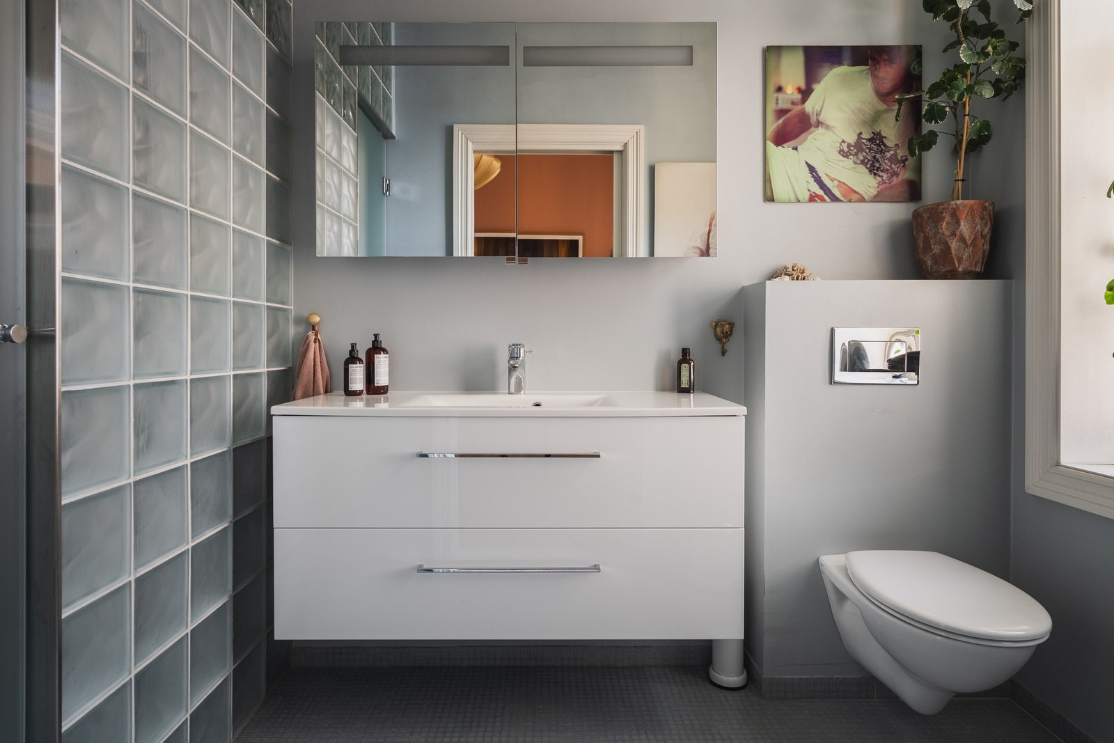 En-suite bad tilknyttet hovedsoverommet. Store vindusflater slipper inn rikelig med lys. Galleribilde