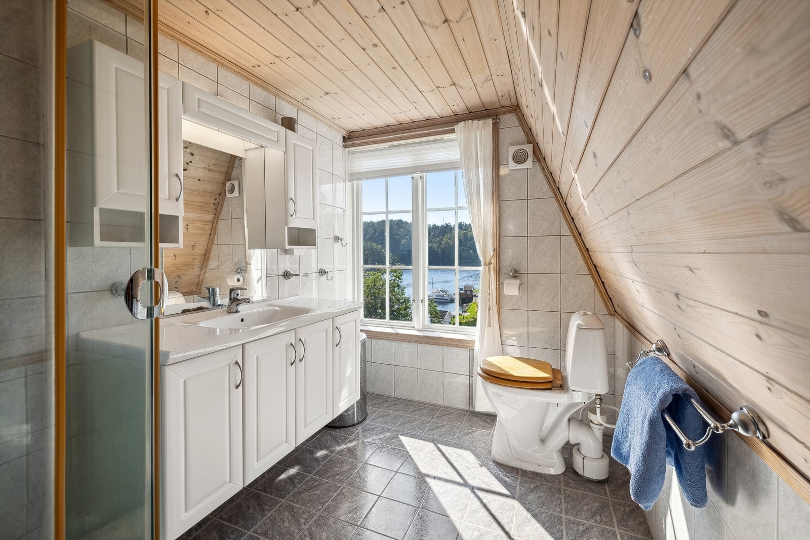 Badet har varmekabler i gulv. Galleribilde