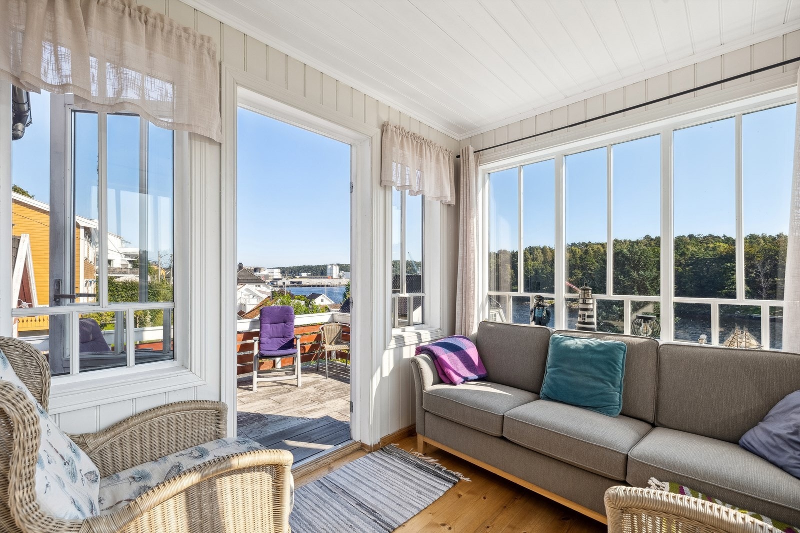 Utgang til veranda på 13 m². Galleribilde