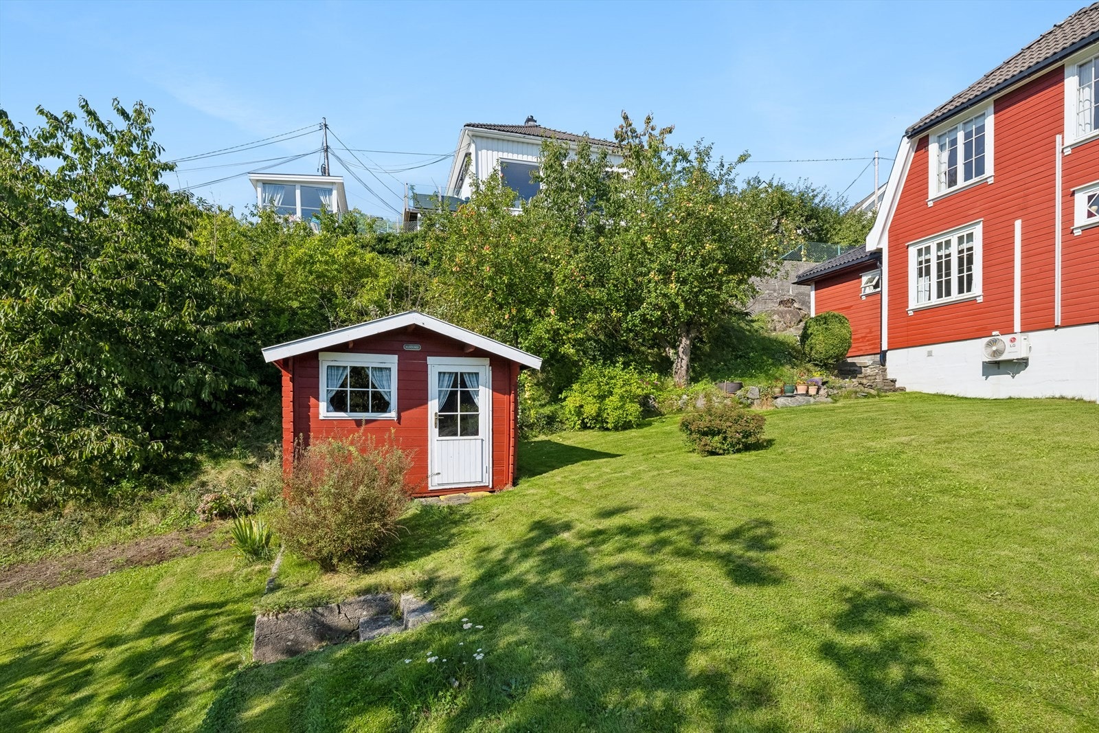 Hagen med lekestue/bod. Galleribilde