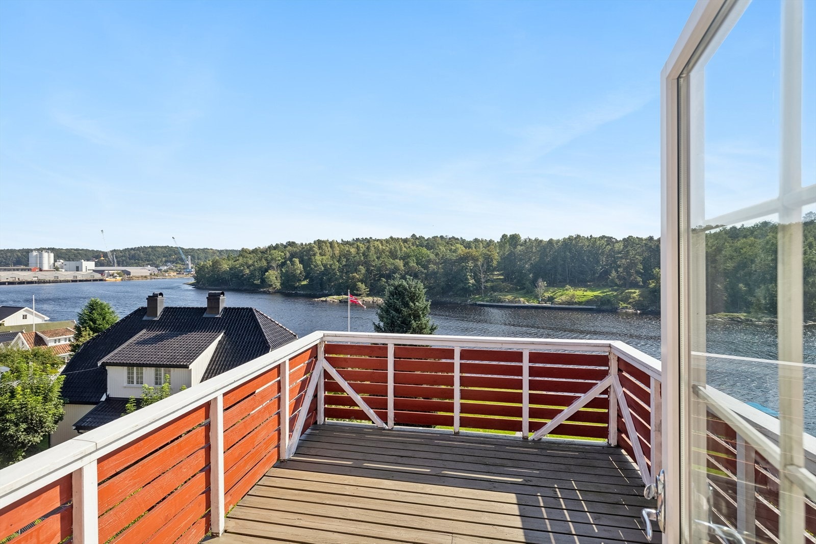 Det er utgang til en balkong. Galleribilde