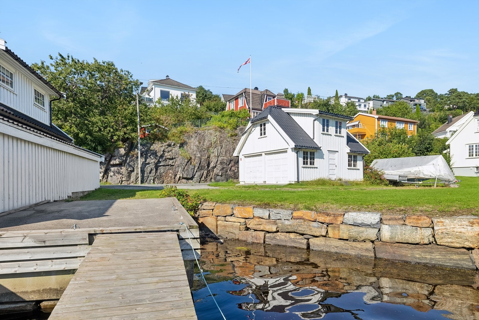 Fra bryggen med det røde huset i bakgrunnen. Galleribilde