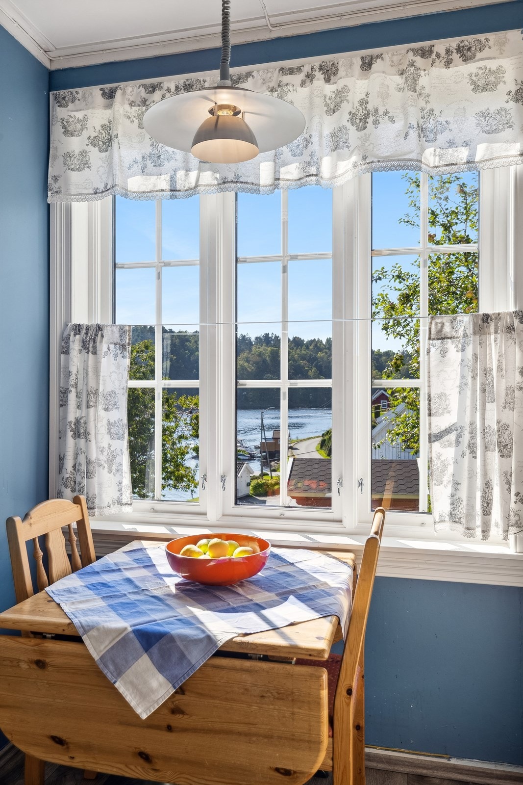 Utsikt mot Frisøya og Neskilen. Galleribilde