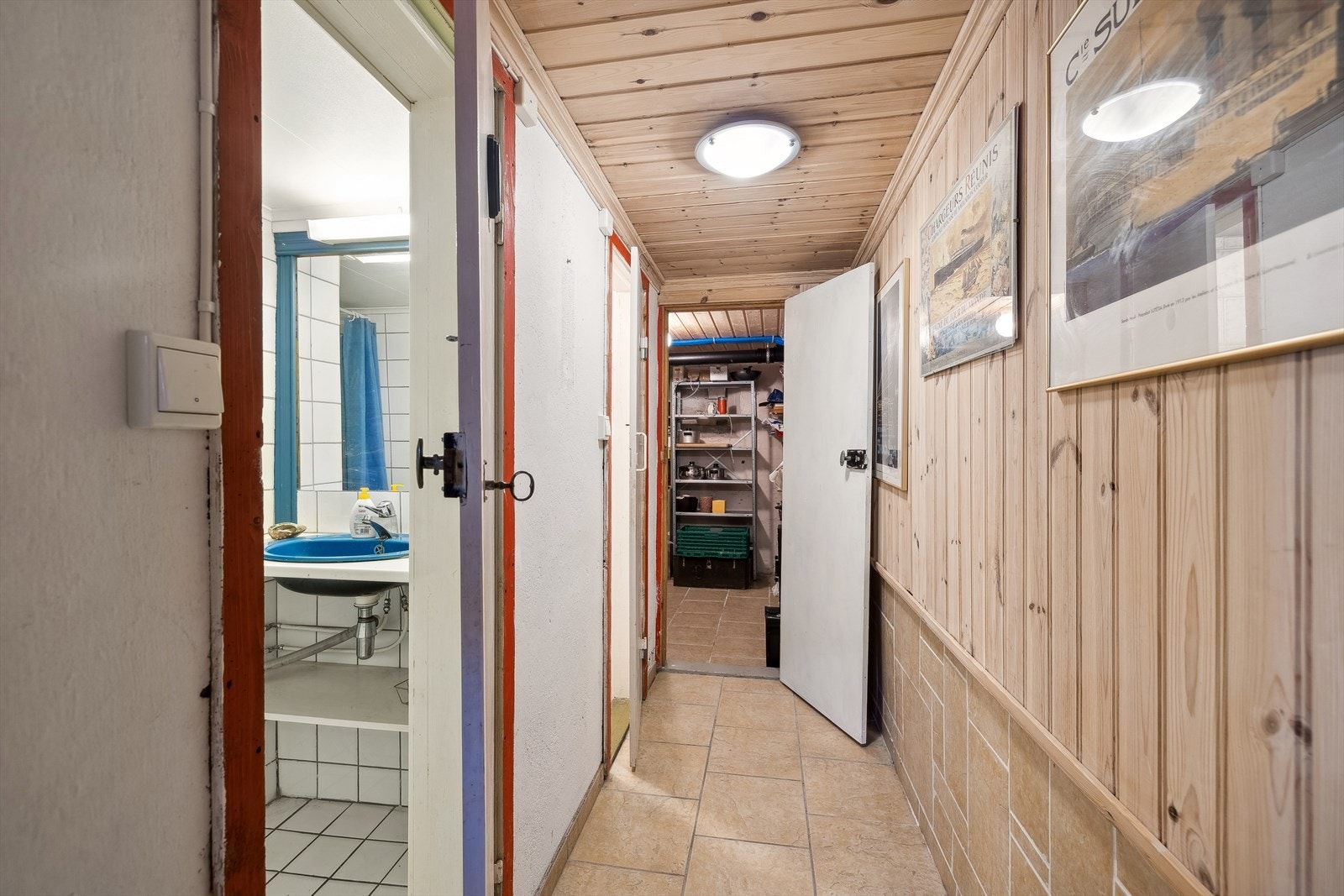 Kjeller. Inngang til bad, toalettrom og matbod. Galleribilde