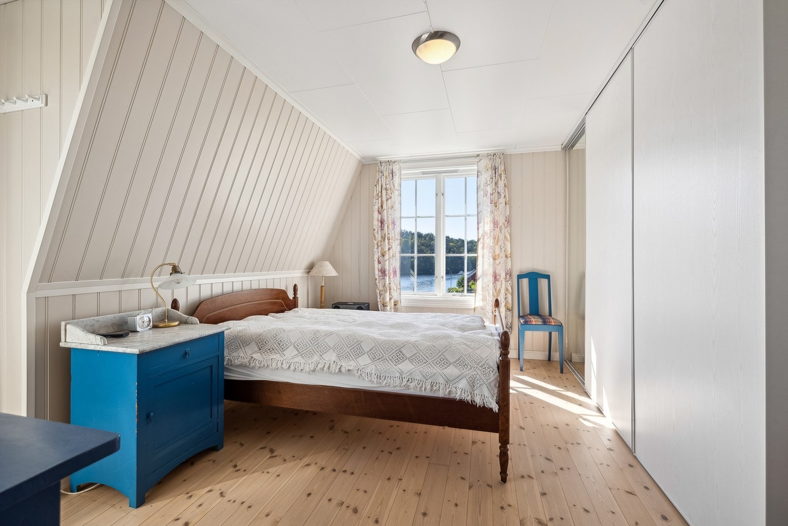 Hovedsoverom i 2. etasje med skyvedørsgarderobe. Galleribilde