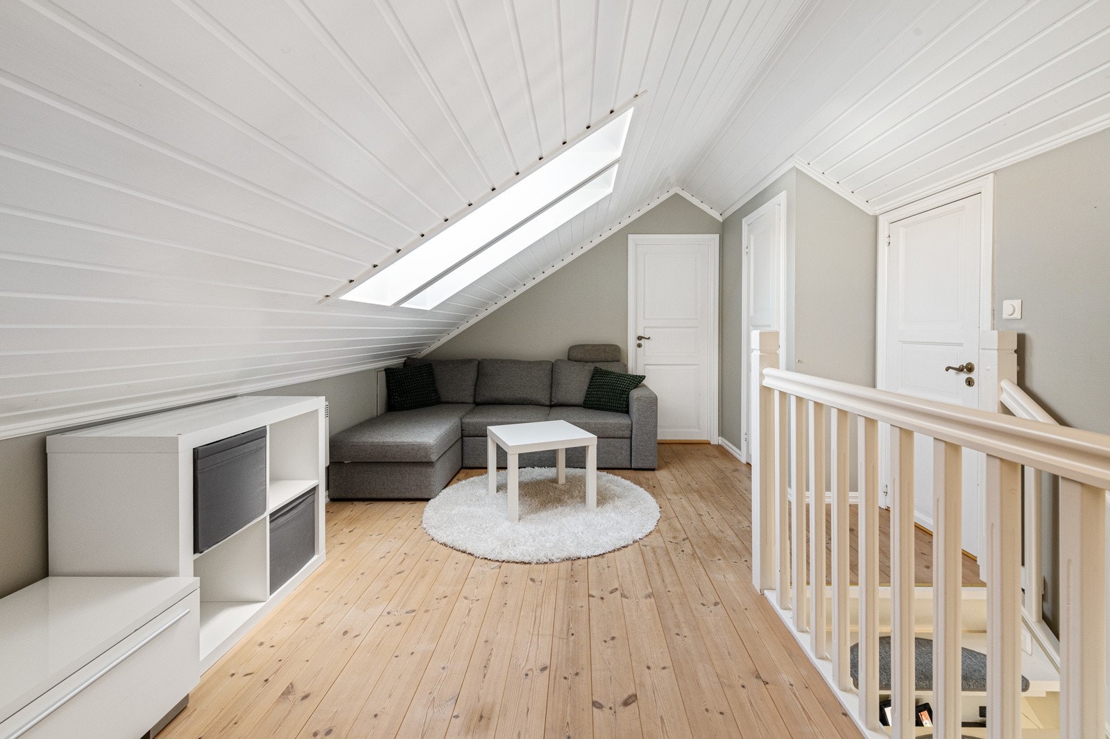 Stuen har fin plass til sofa og tv-løsning. Rommet har to takvinduer som gir stuen en lys følelse. Galleribilde