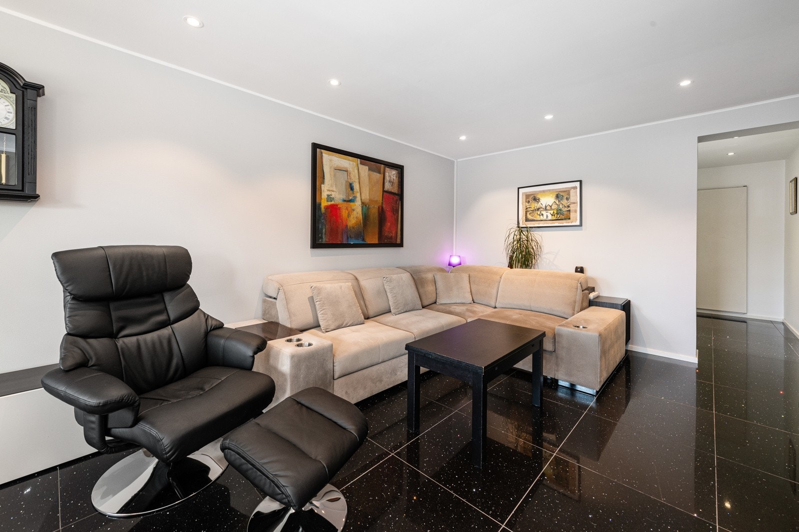 Det er god plass til sofagruppe med tv-løsning. Galleribilde