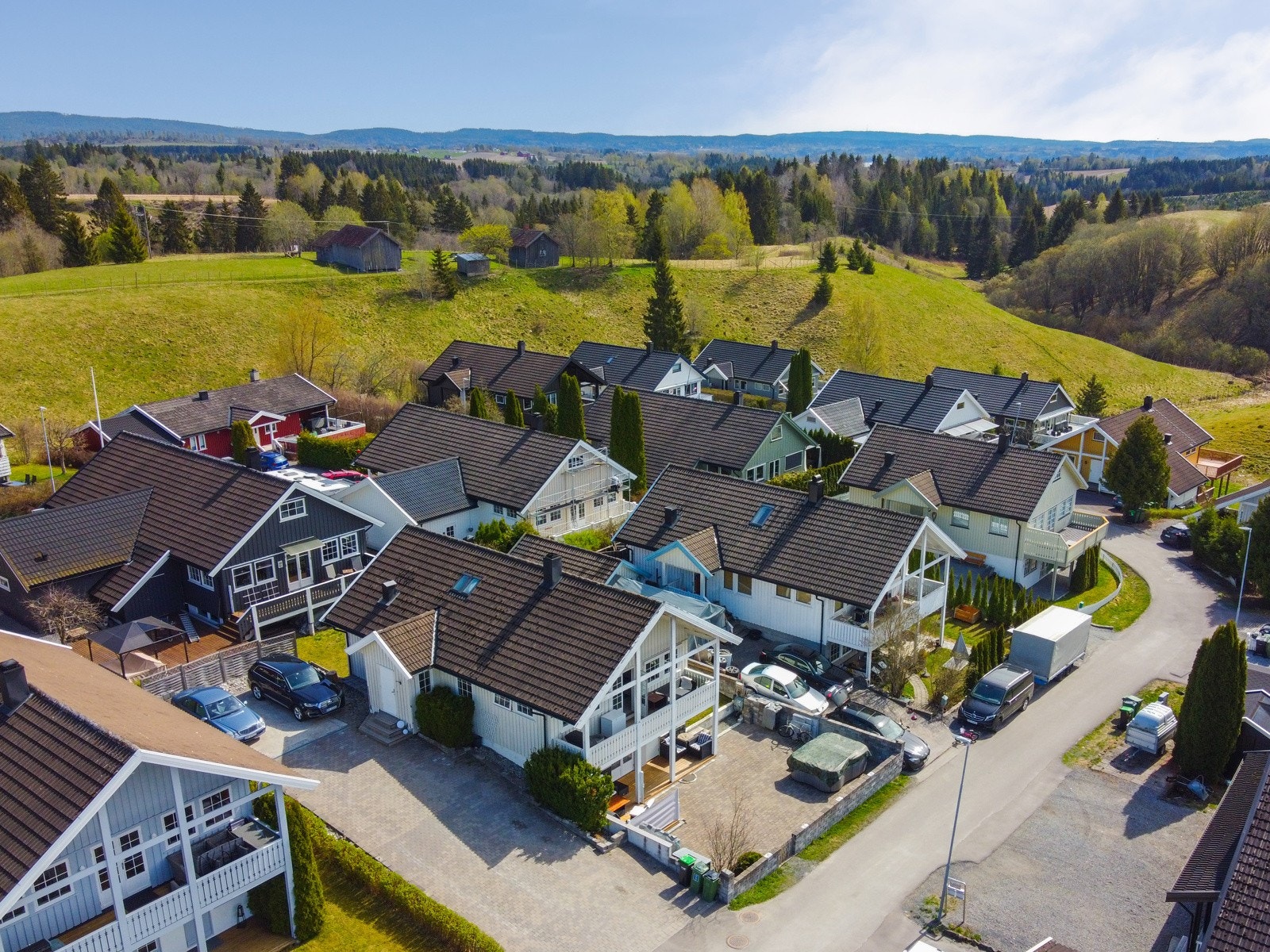 Eiendommen har gode lys og solforhold, fine tur og friluftsmuligheter i nærområdet med kort vei til bla. turstier, bade/fiskevann og til skiløyper. Galleribilde