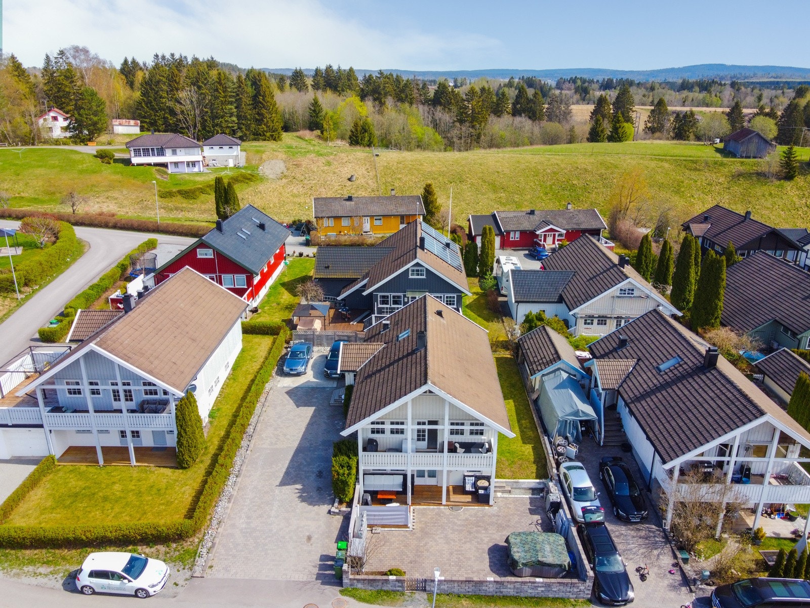 Boligen ligger i et rolig, familievennlig og landlig boligområde hvor boligen er omkranset av natur. Galleribilde